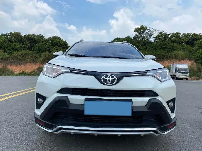 2019 TOYOTA RAV4 thumbnail 2