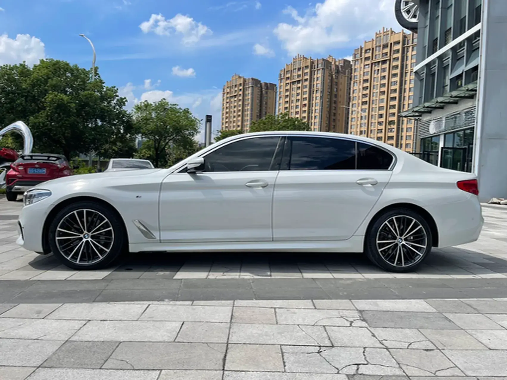 2020 BMW 5 thumbnail 3
