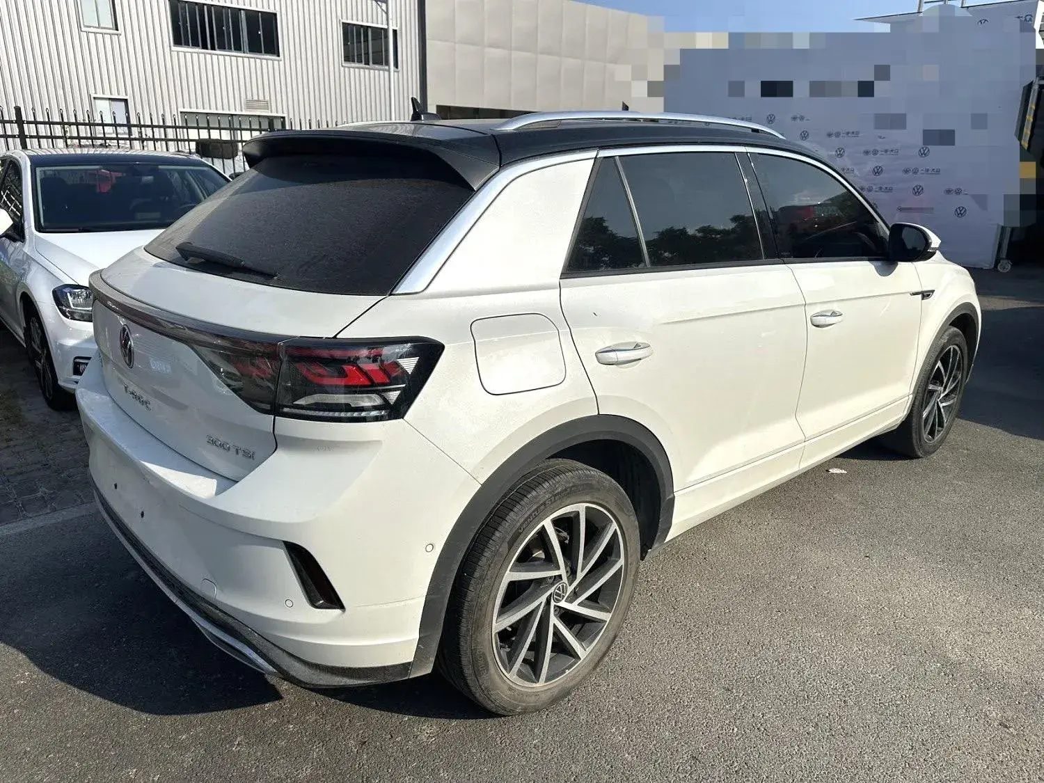 2023 VOLKSWAGEN T-ROC thumbnail 4