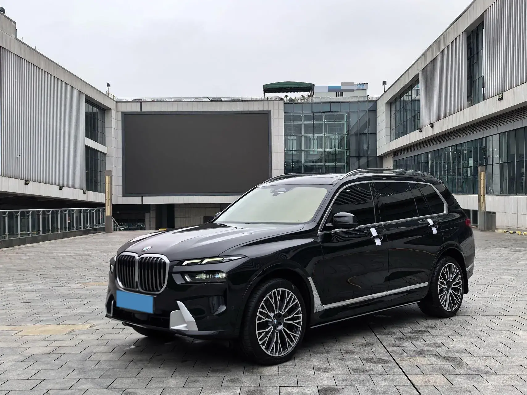 2023 BMW X7 view 1