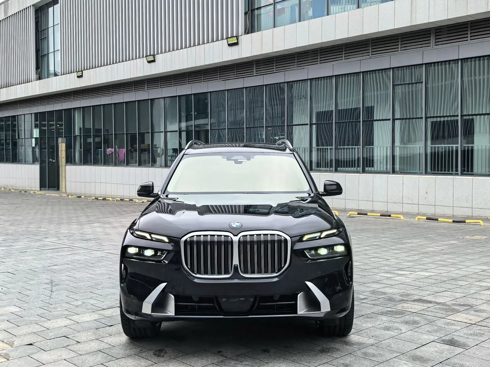 2023 BMW X7 thumbnail 2