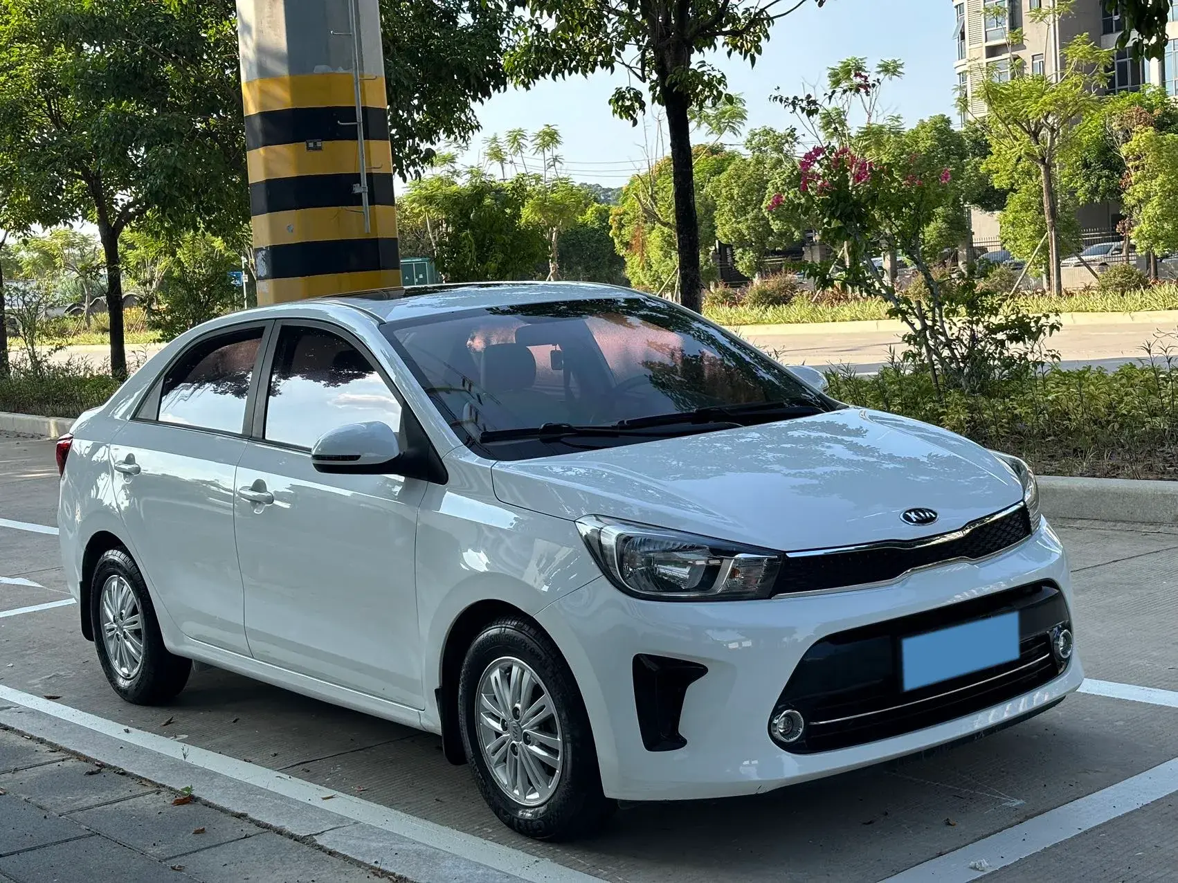 2017 KIA PEGAS thumbnail 3