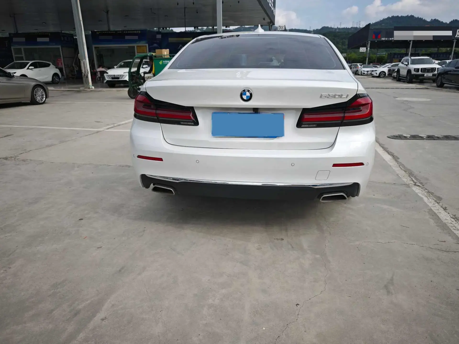 2023 BMW 5 thumbnail 4