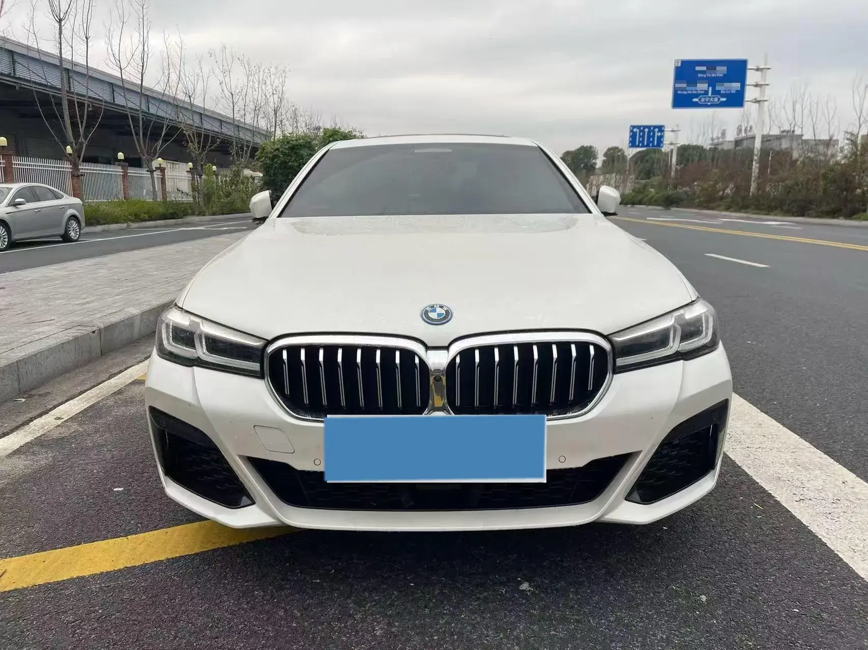 2022 BMW 5 thumbnail 2