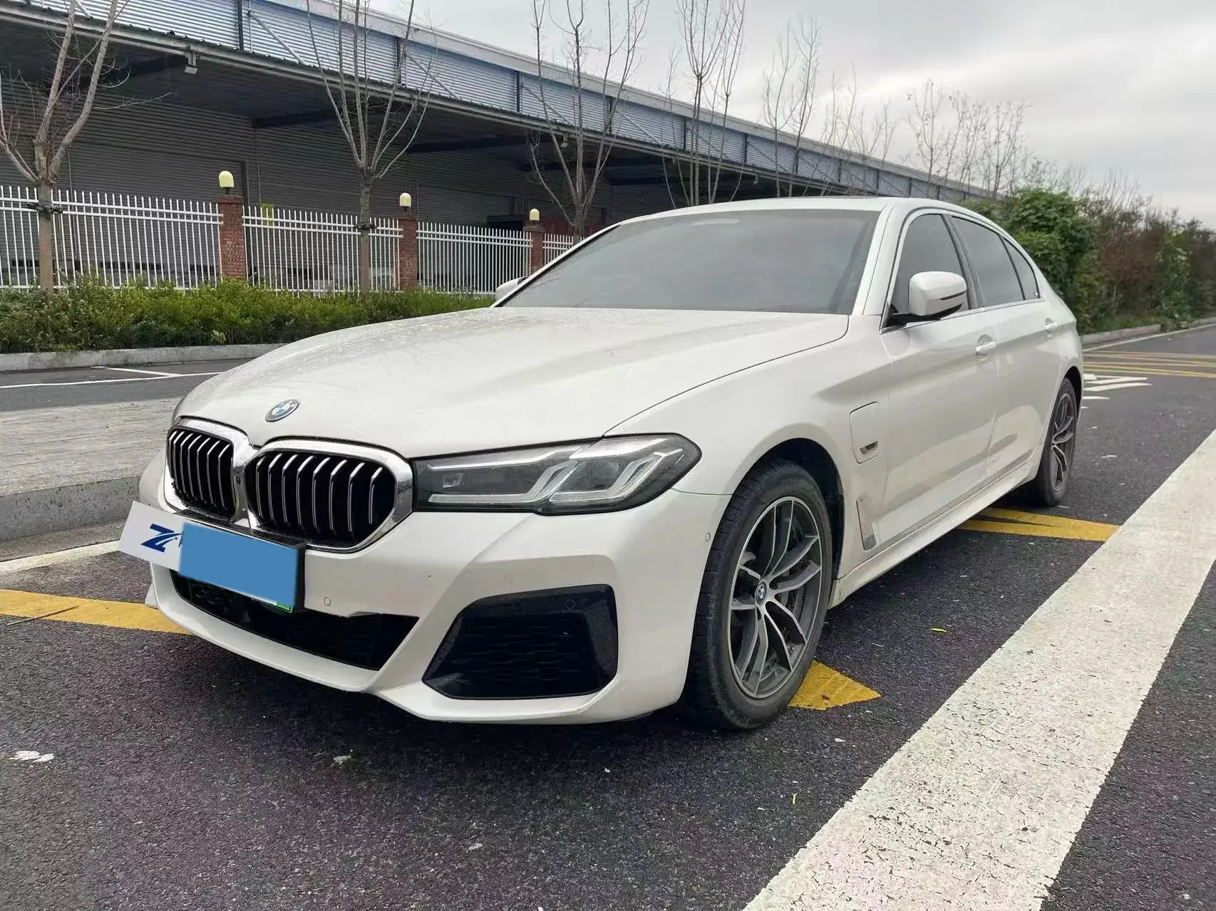 2022 BMW 5 view 1