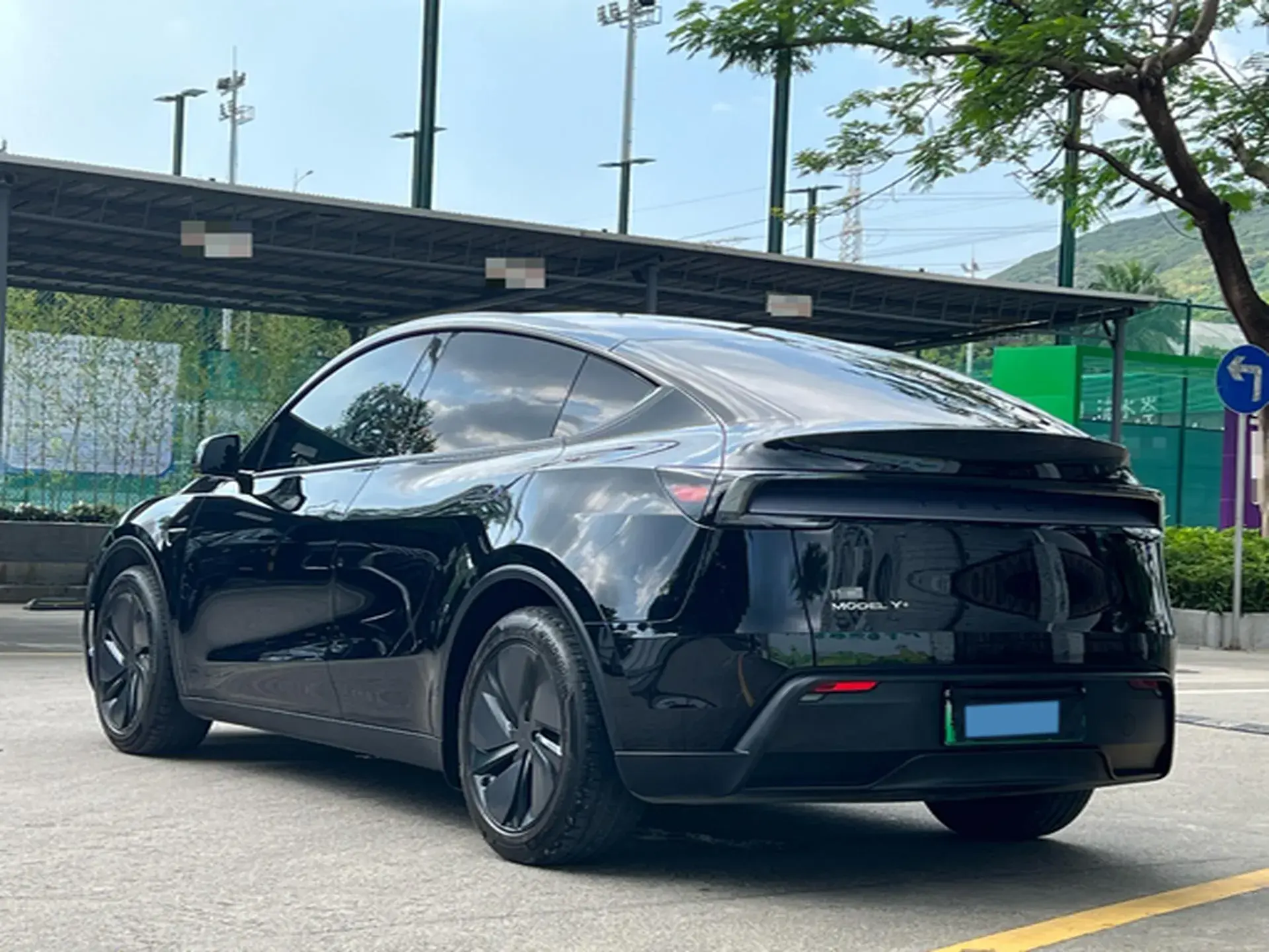 2025 TESLA MODEL thumbnail 4