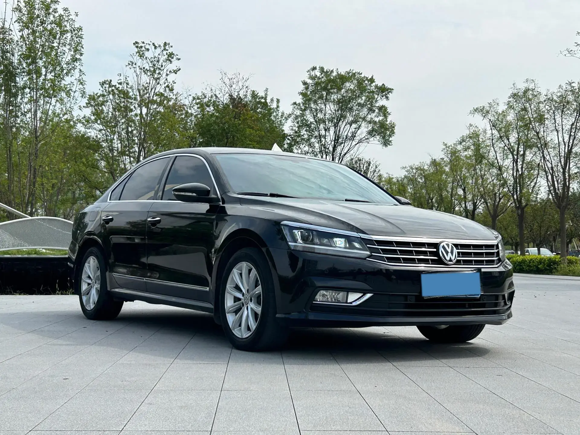 2017 VOLKSWAGEN PASSAT thumbnail 3