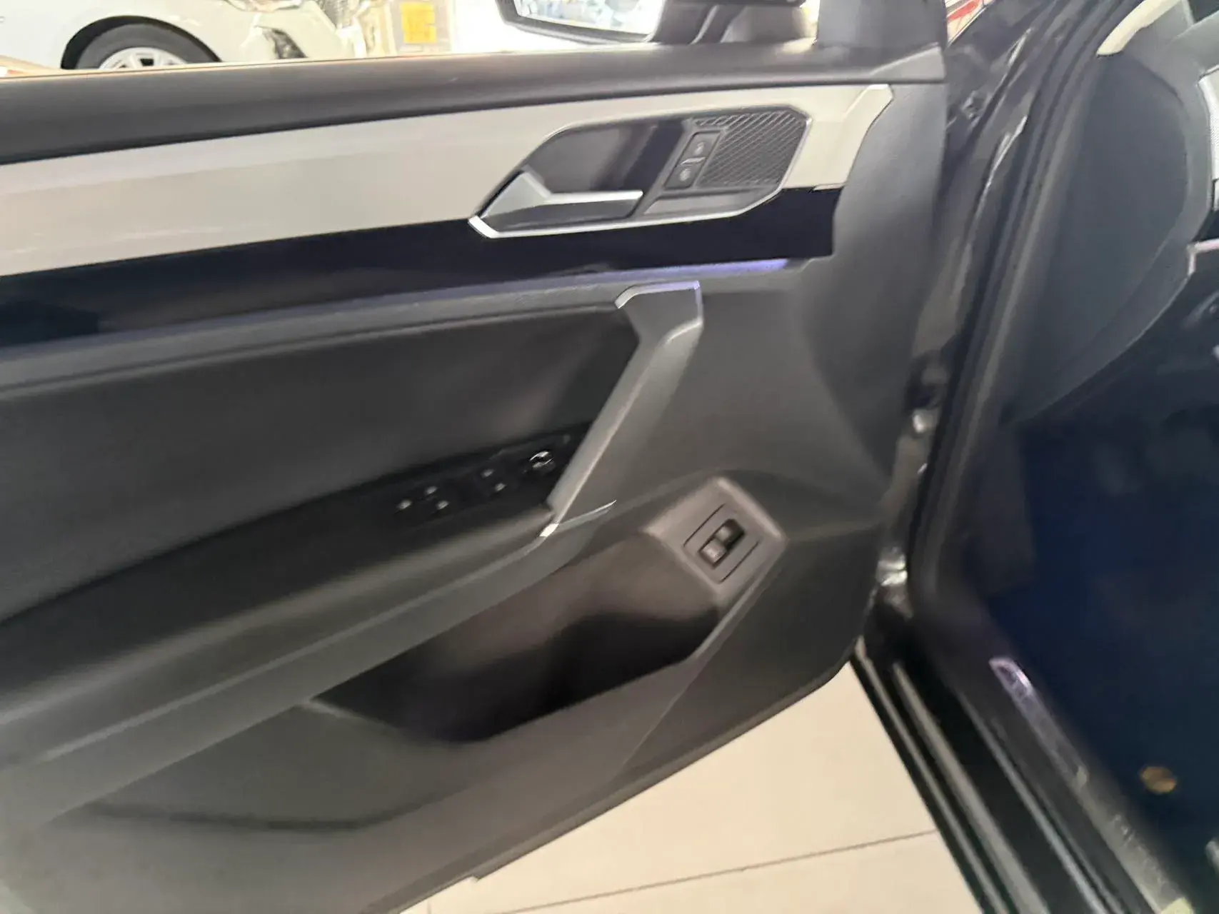 2020 VOLKSWAGEN TAYRON thumbnail 3