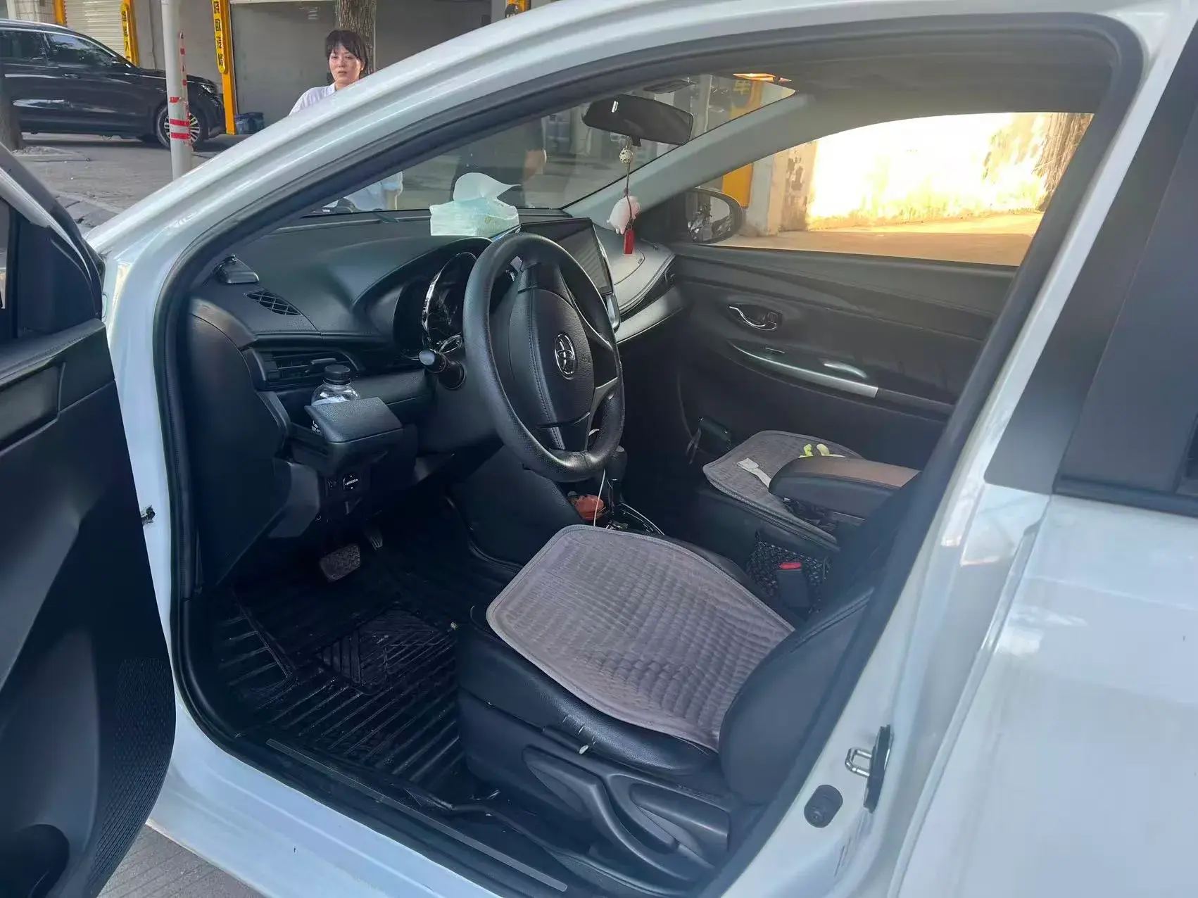 2017 TOYOTA YARIS thumbnail 3