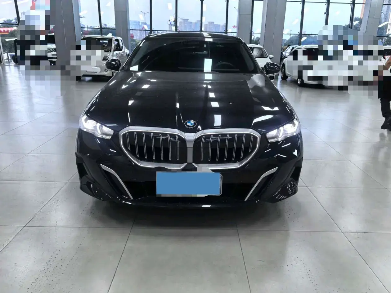2024 BMW 5 thumbnail 2