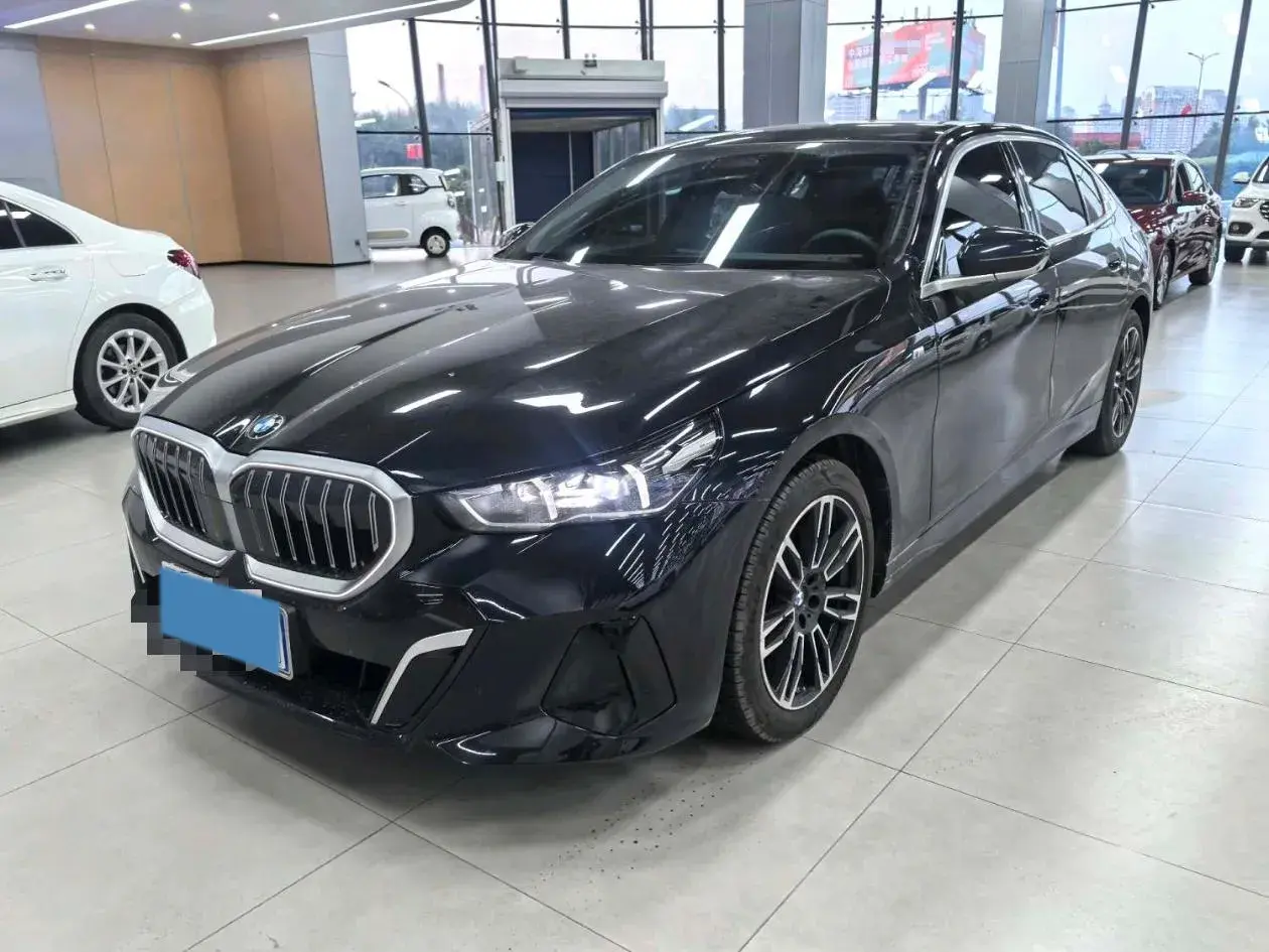 2024 BMW 5 view 1