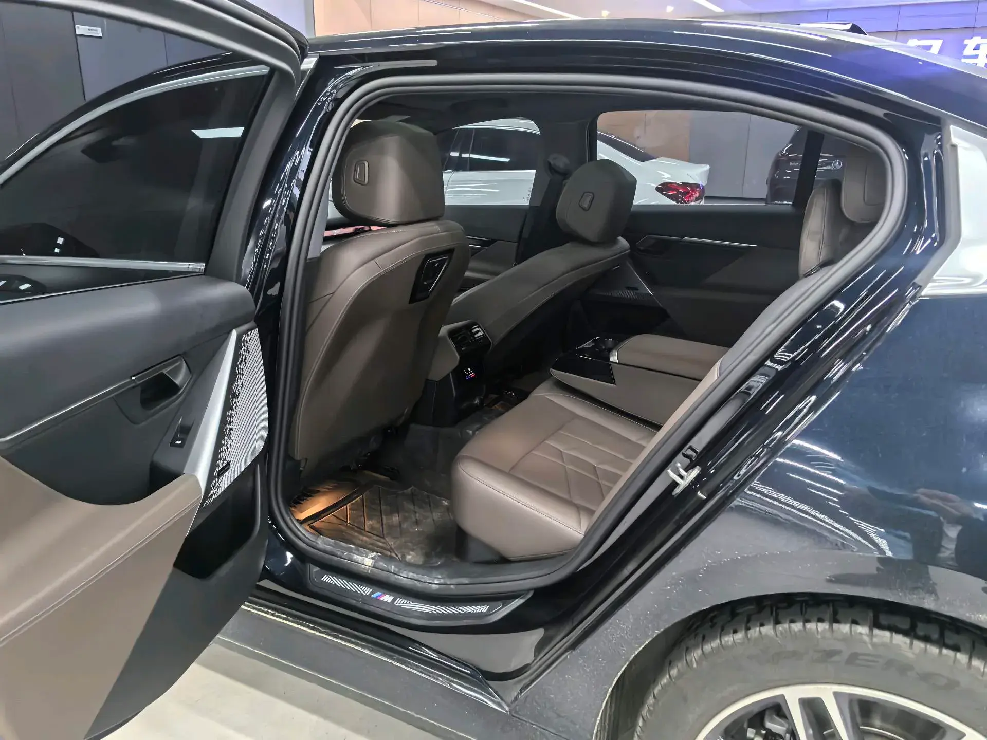 2024 BMW 5 thumbnail 4