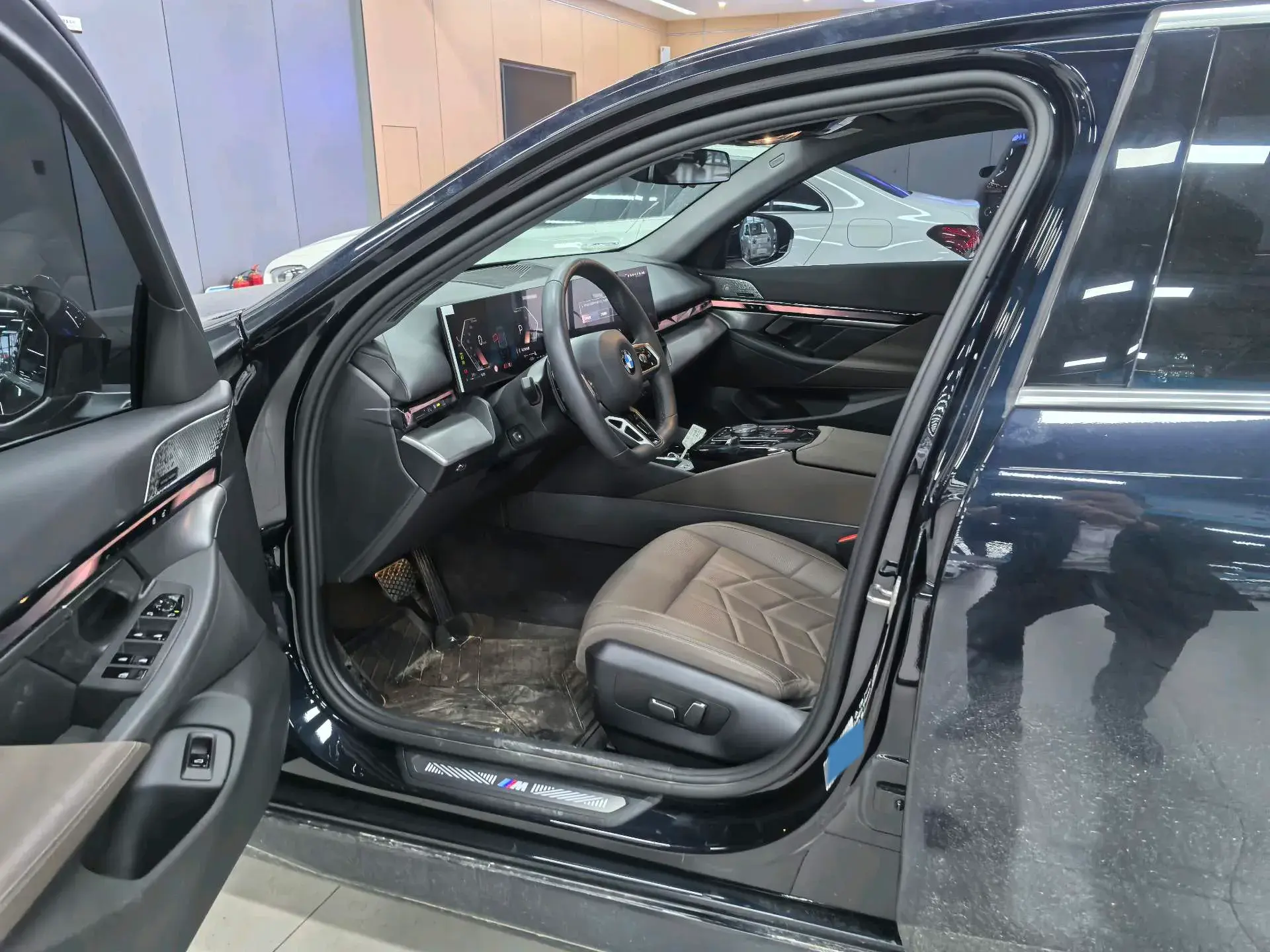 2024 BMW 5 thumbnail 3