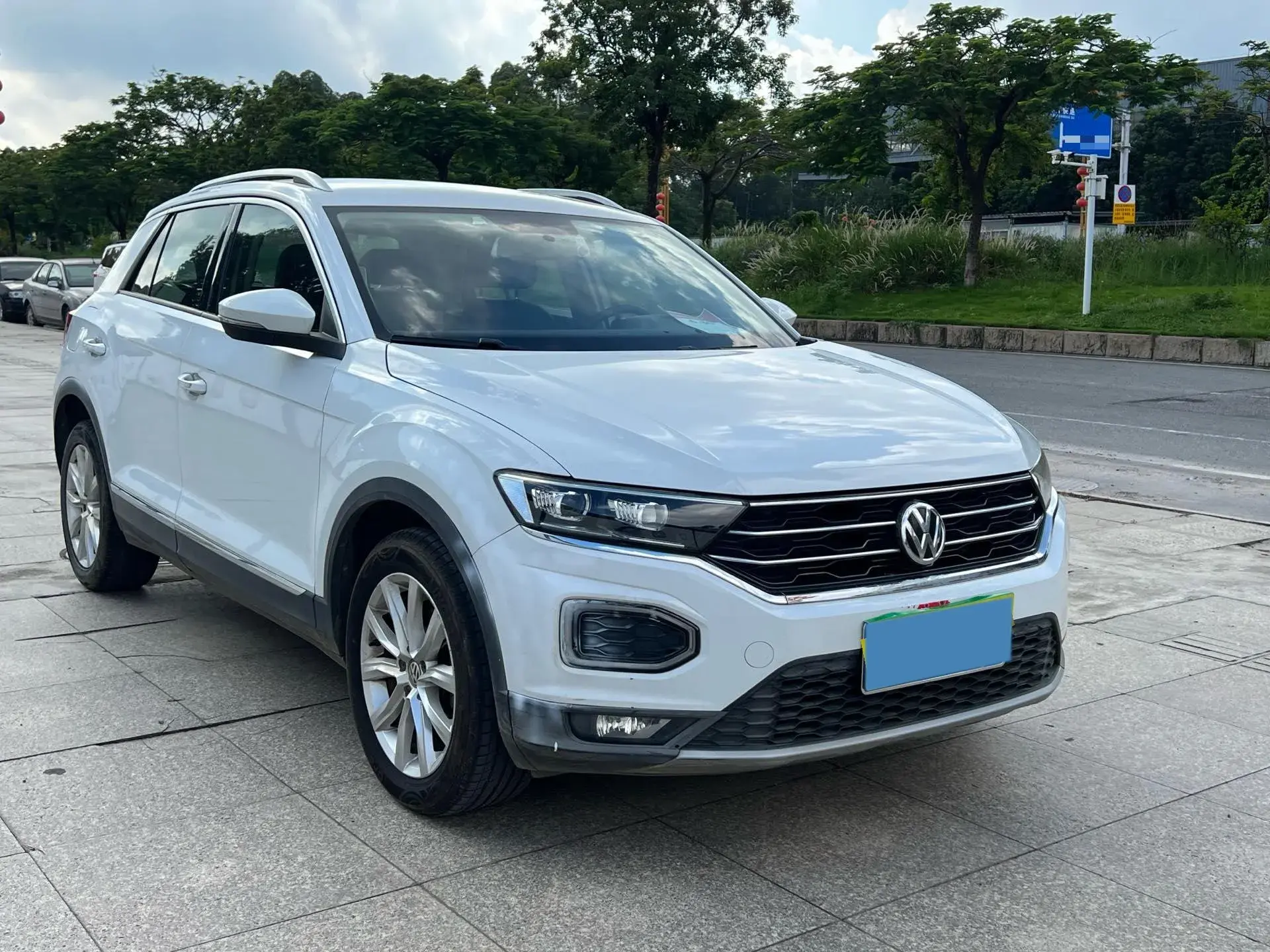 2018 VOLKSWAGEN T-ROC thumbnail 3