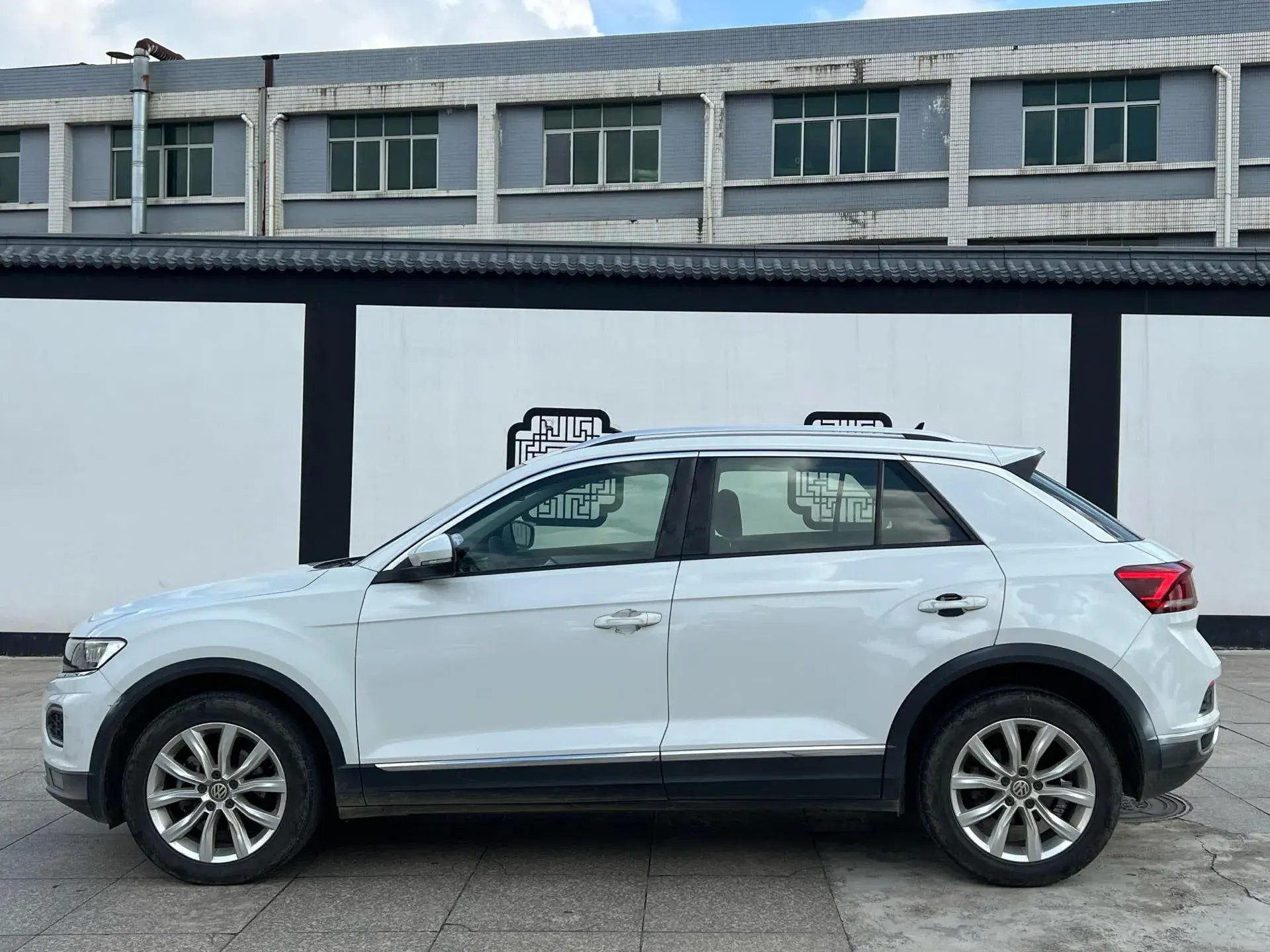 2018 VOLKSWAGEN T-ROC thumbnail 4