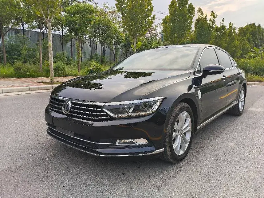 2017 VOLKSWAGEN MAGOTAN view 1