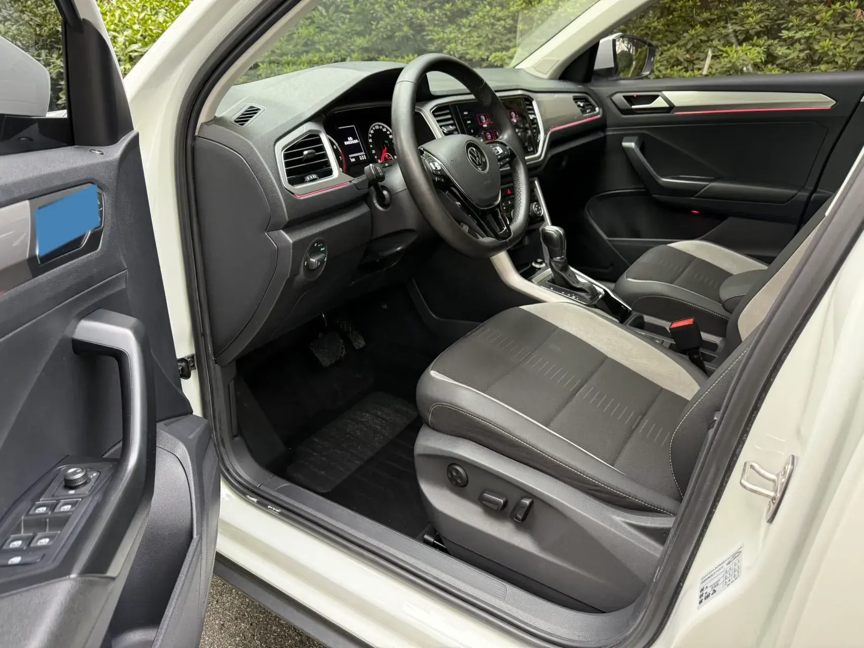 2021 VOLKSWAGEN T-ROC thumbnail 4