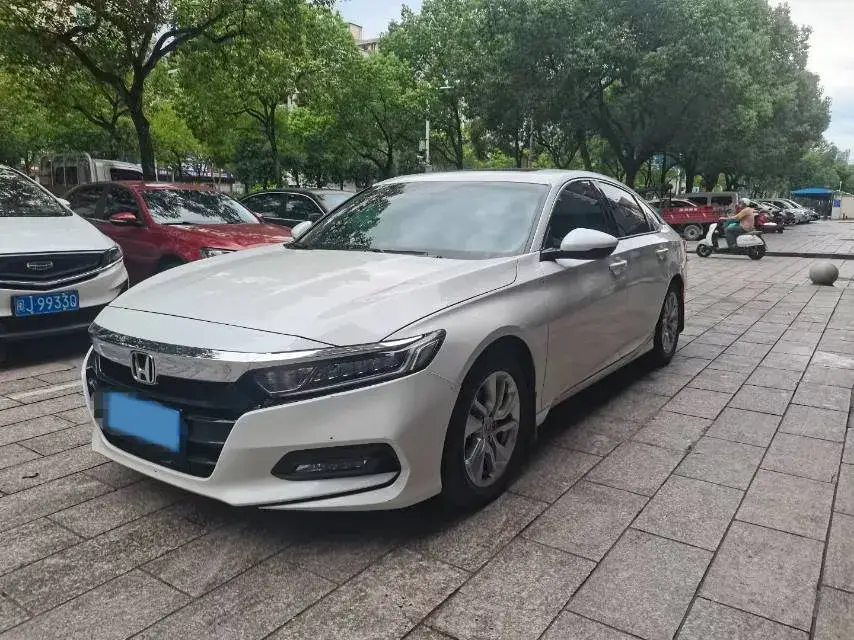 2018 HONDA ACCORD view 1