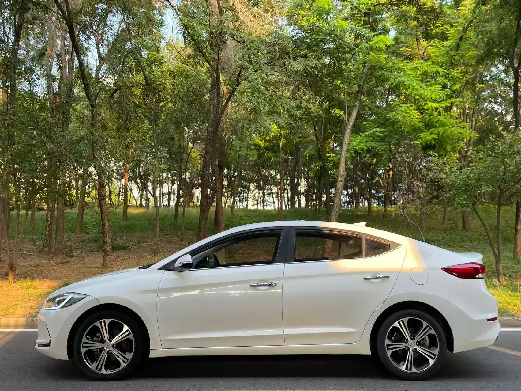 2018 HYUNDAI ELANTRA thumbnail 3