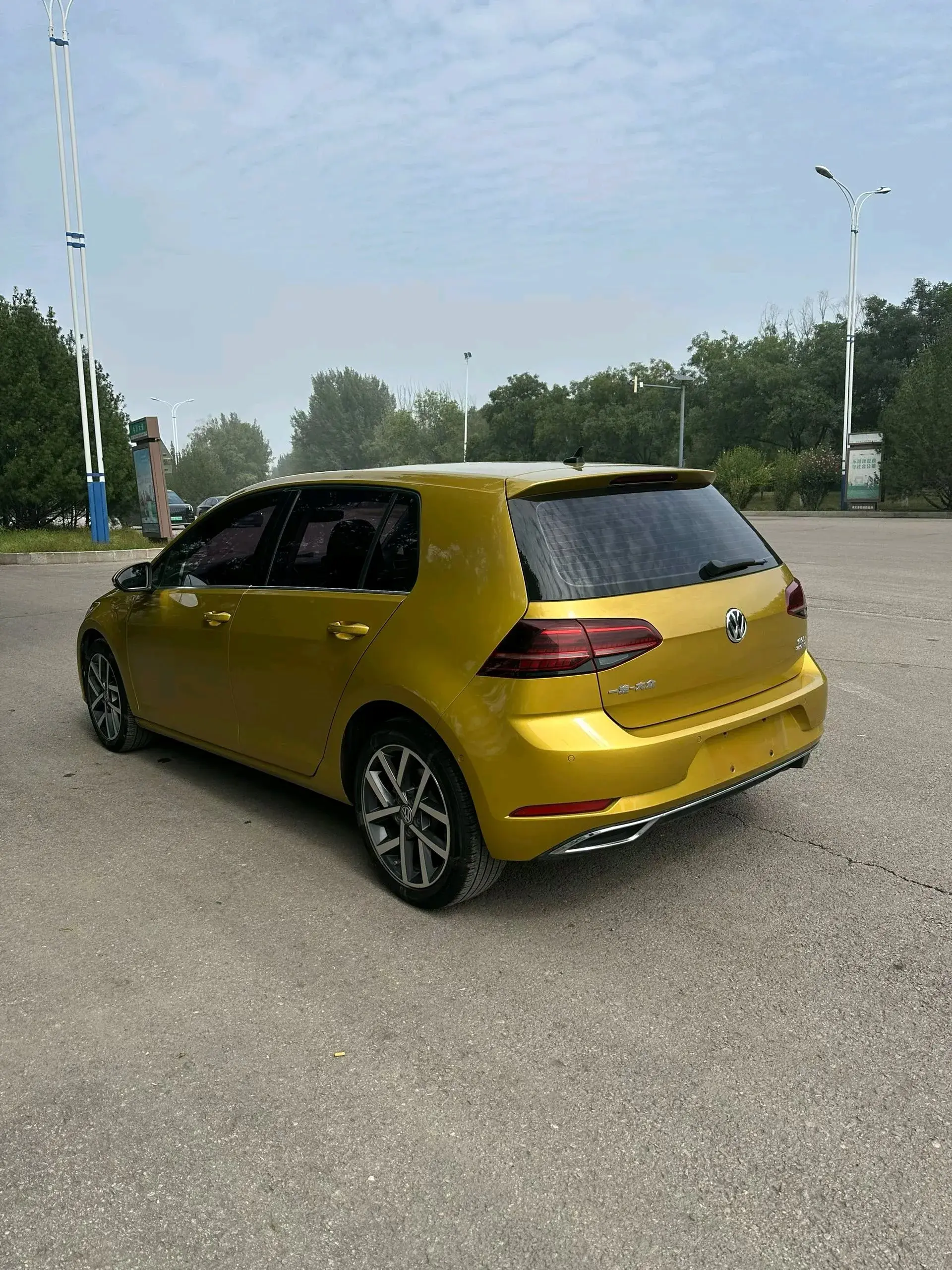 2018 VOLKSWAGEN GOLF thumbnail 3