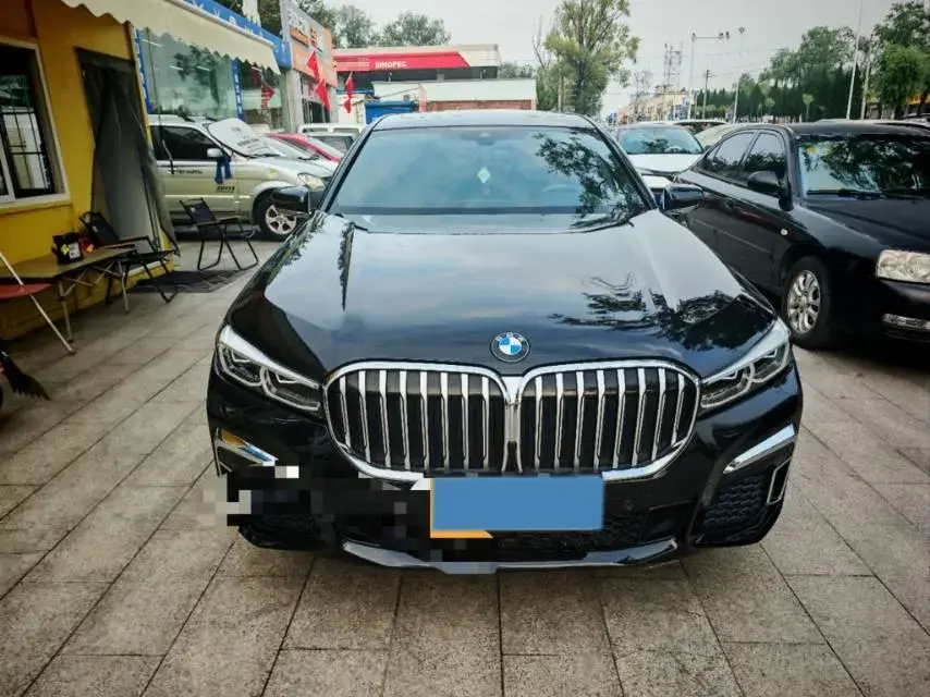 2019 BMW 7 thumbnail 2