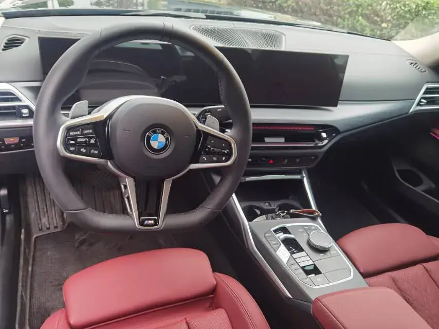 2025 BMW 3 thumbnail 3