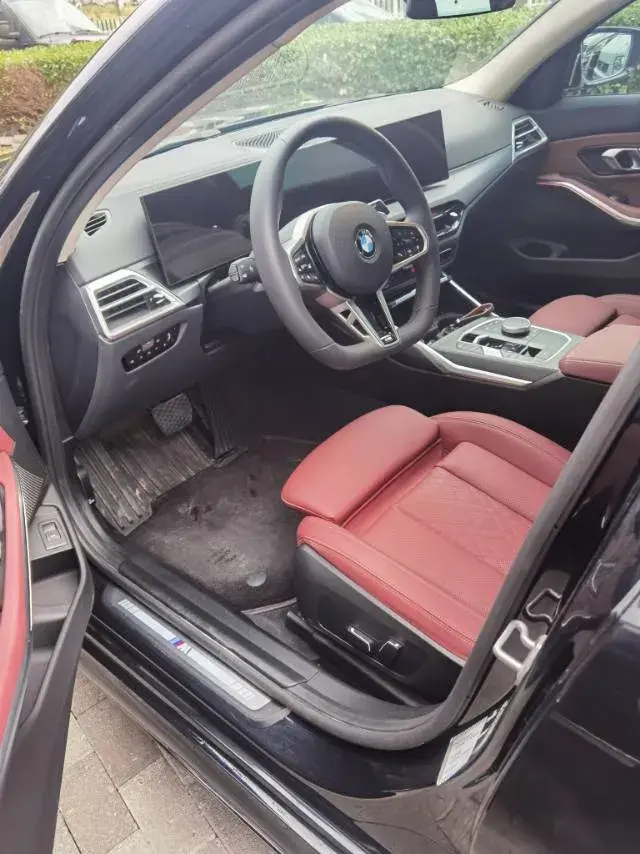 2025 BMW 3 thumbnail 2