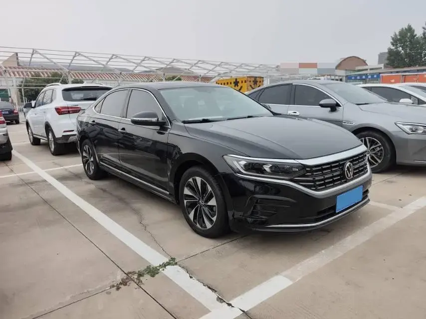 2023 VOLKSWAGEN PASSAT thumbnail 3