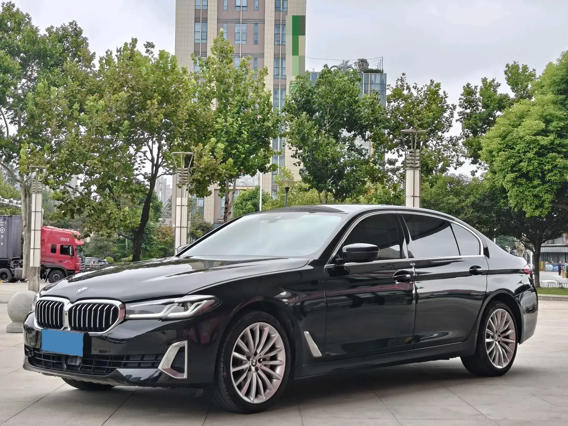 2021 BMW 5 view 1