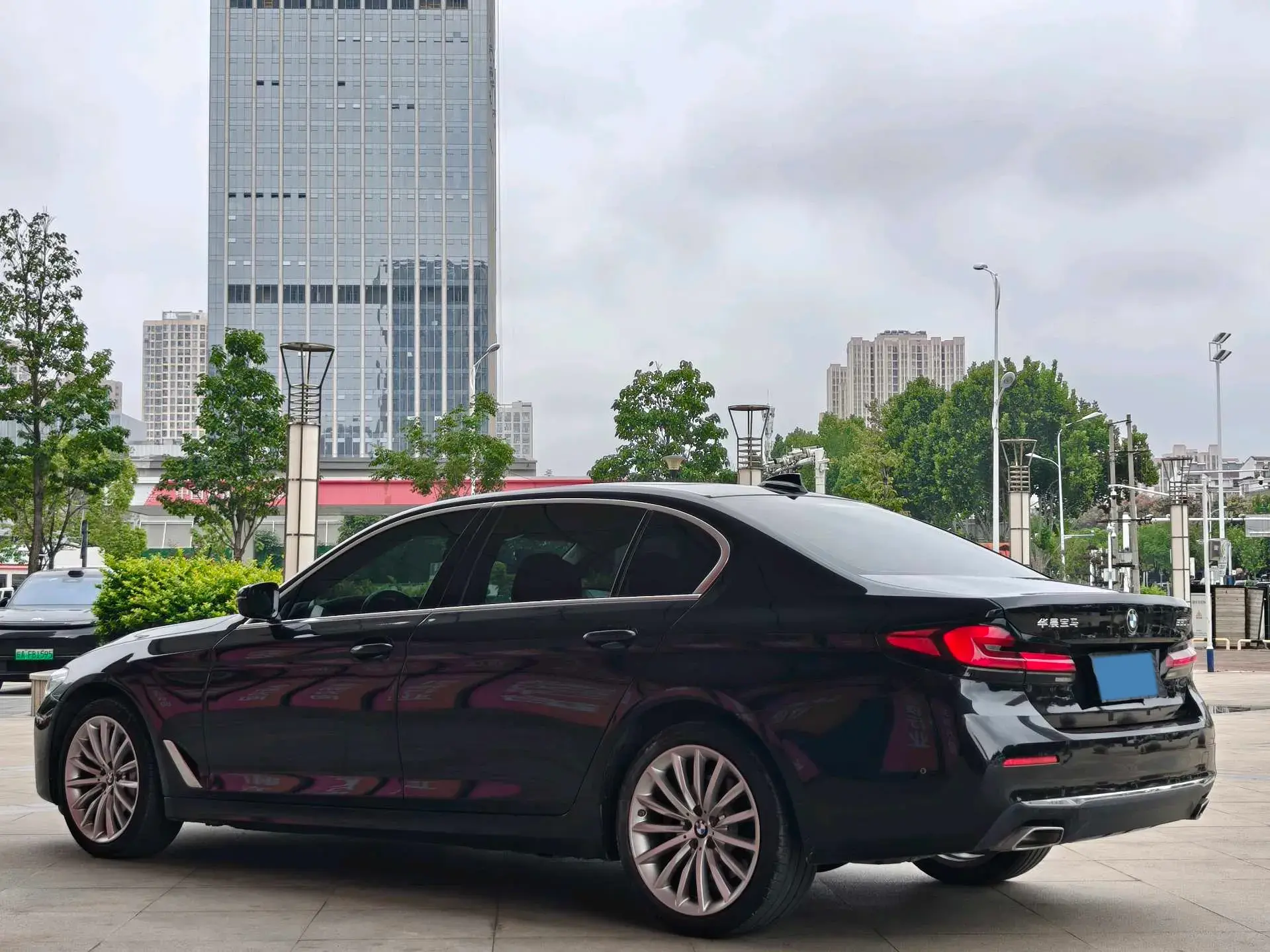 2021 BMW 5 thumbnail 4