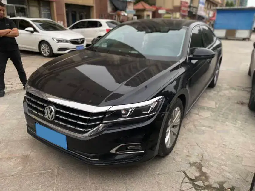 2019 VOLKSWAGEN PASSAT view 1