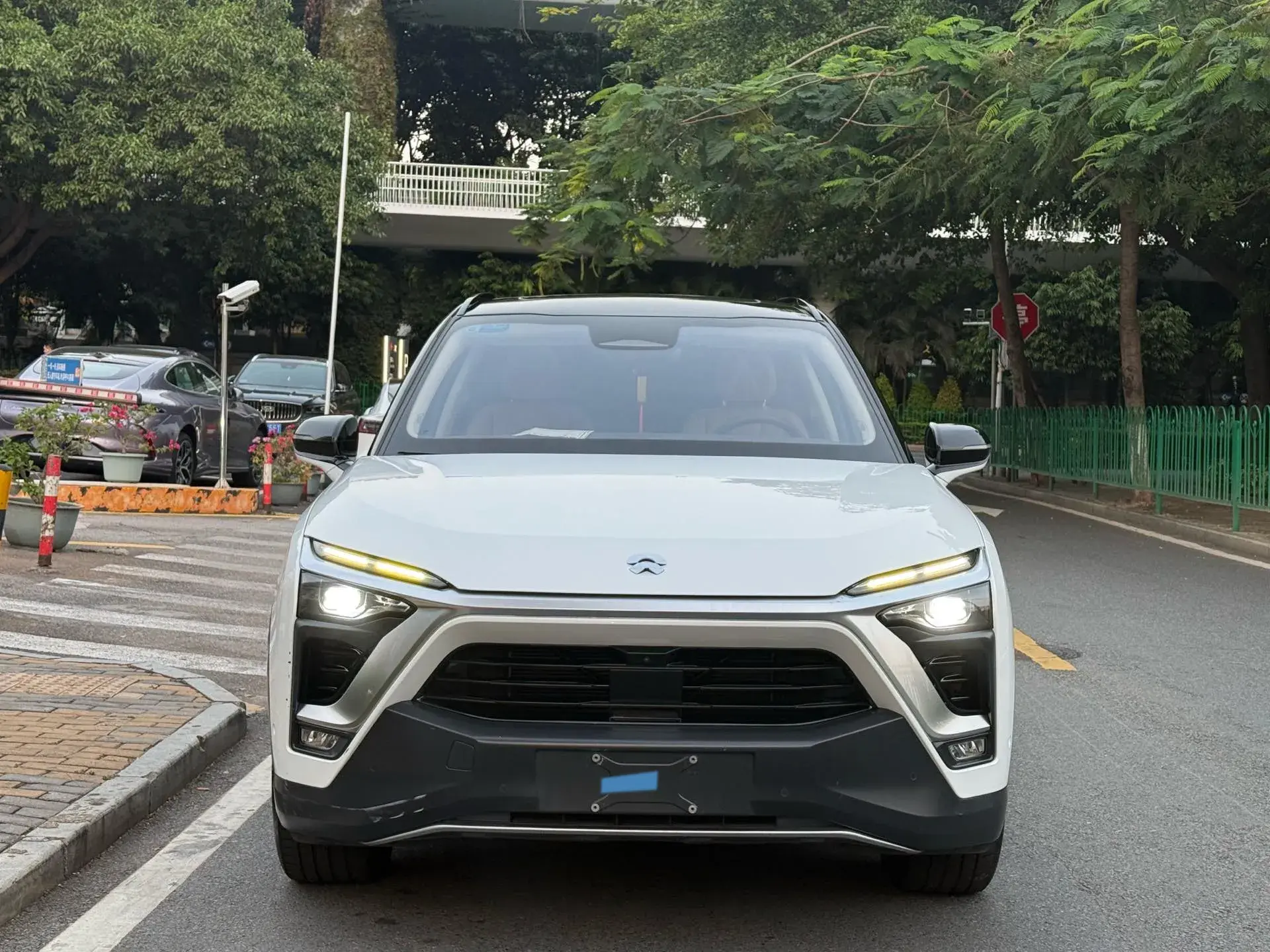 2018 NIO ES8 thumbnail 2