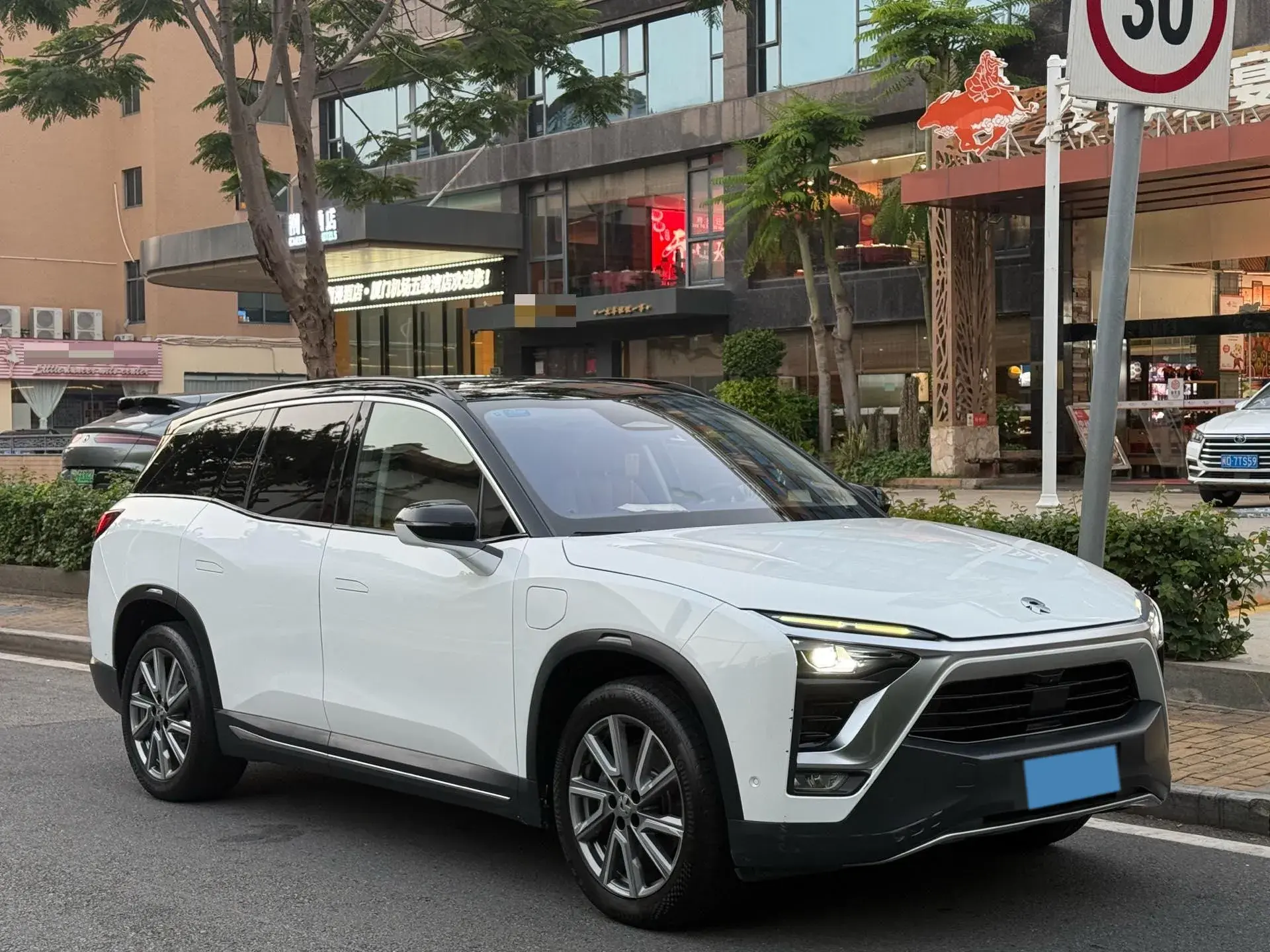 2018 NIO ES8 thumbnail 3