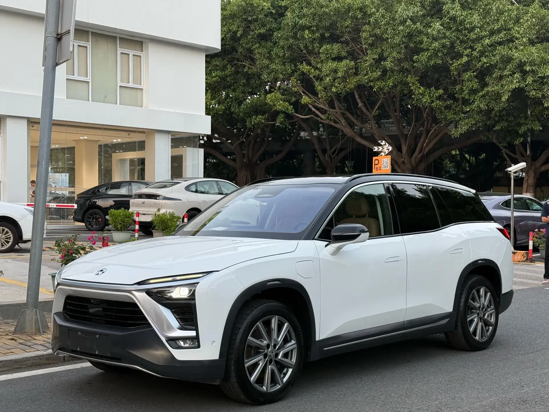 2018 NIO ES8 view 1