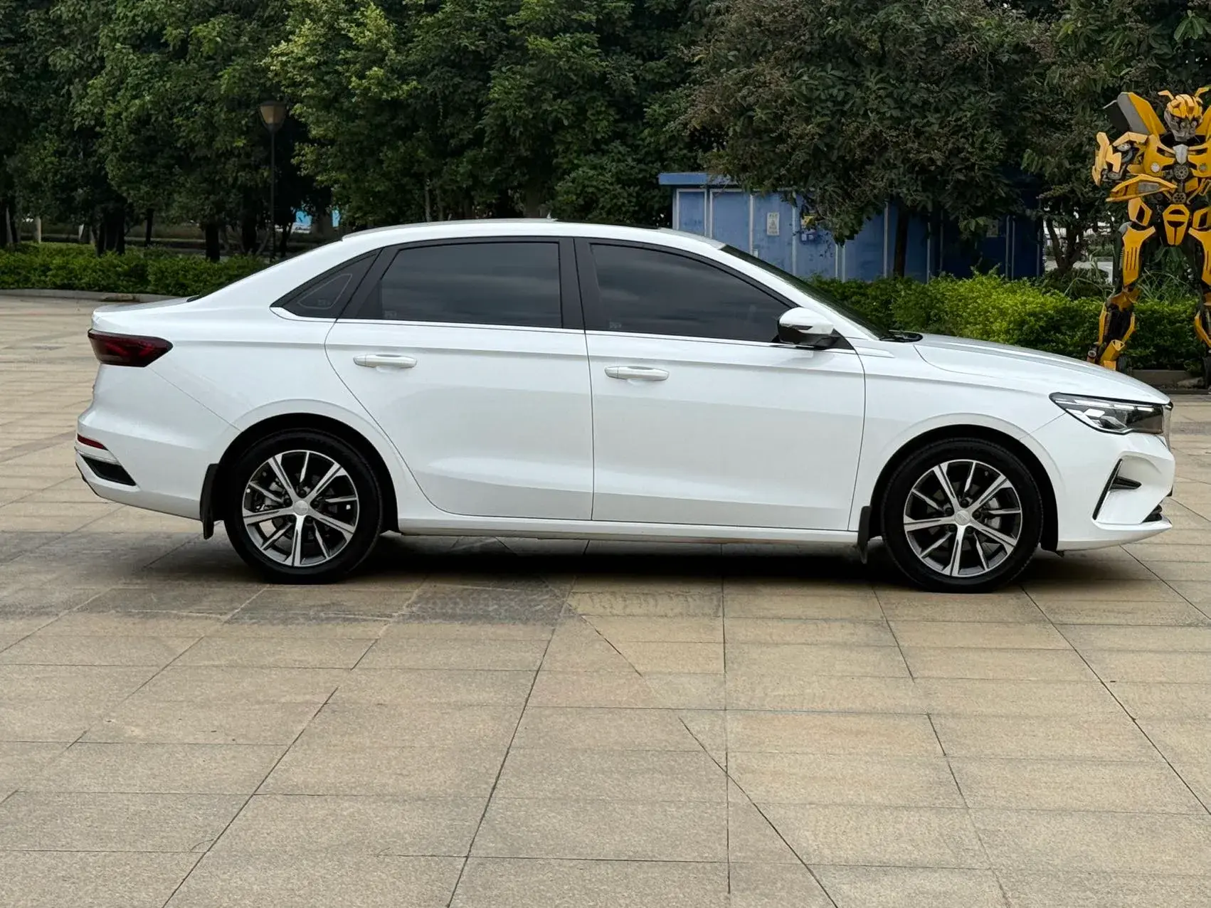 2023 GEELY EMGRAND thumbnail 4