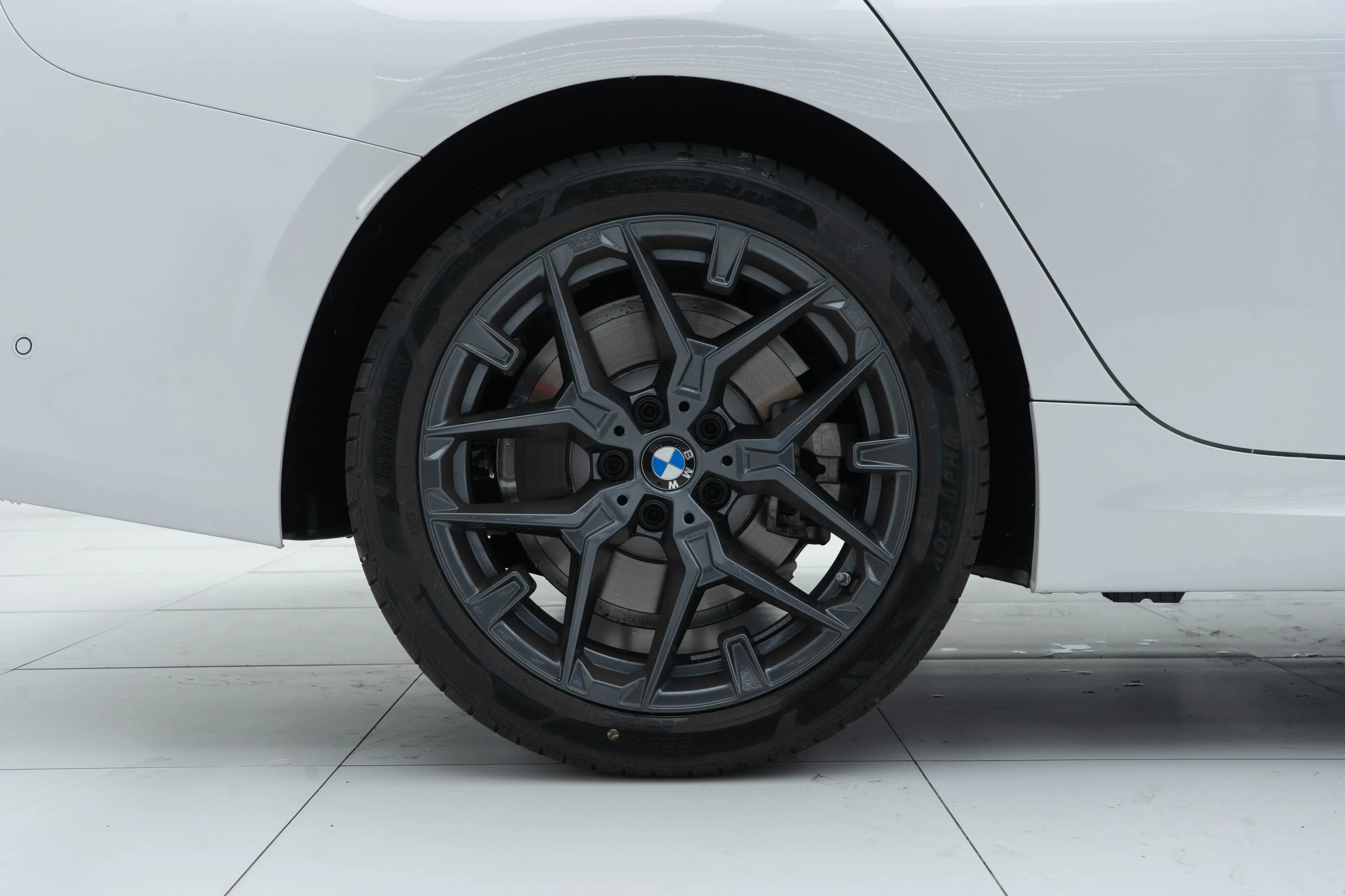 2025 BMW 3 thumbnail 4
