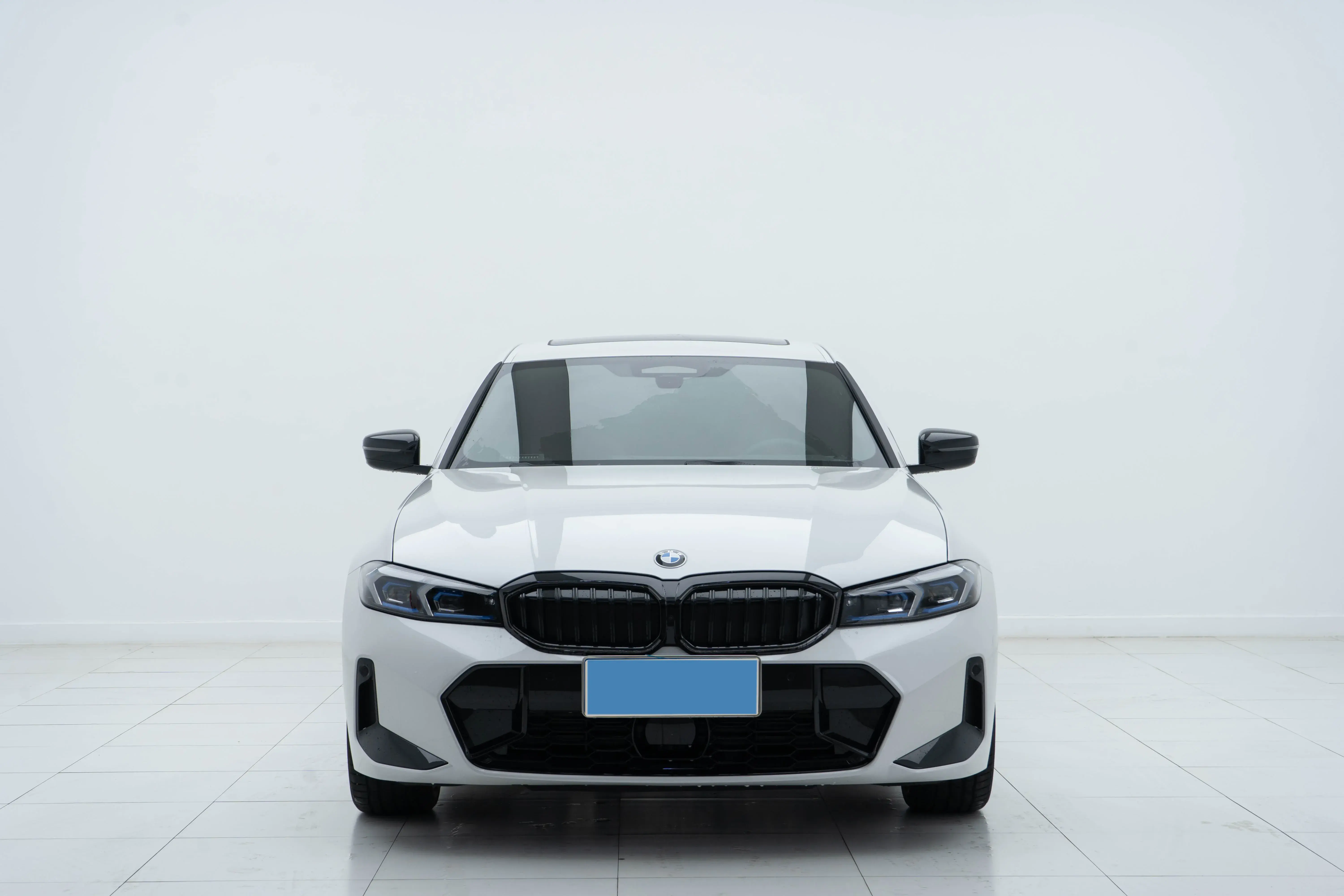 2025 BMW 3 thumbnail 2
