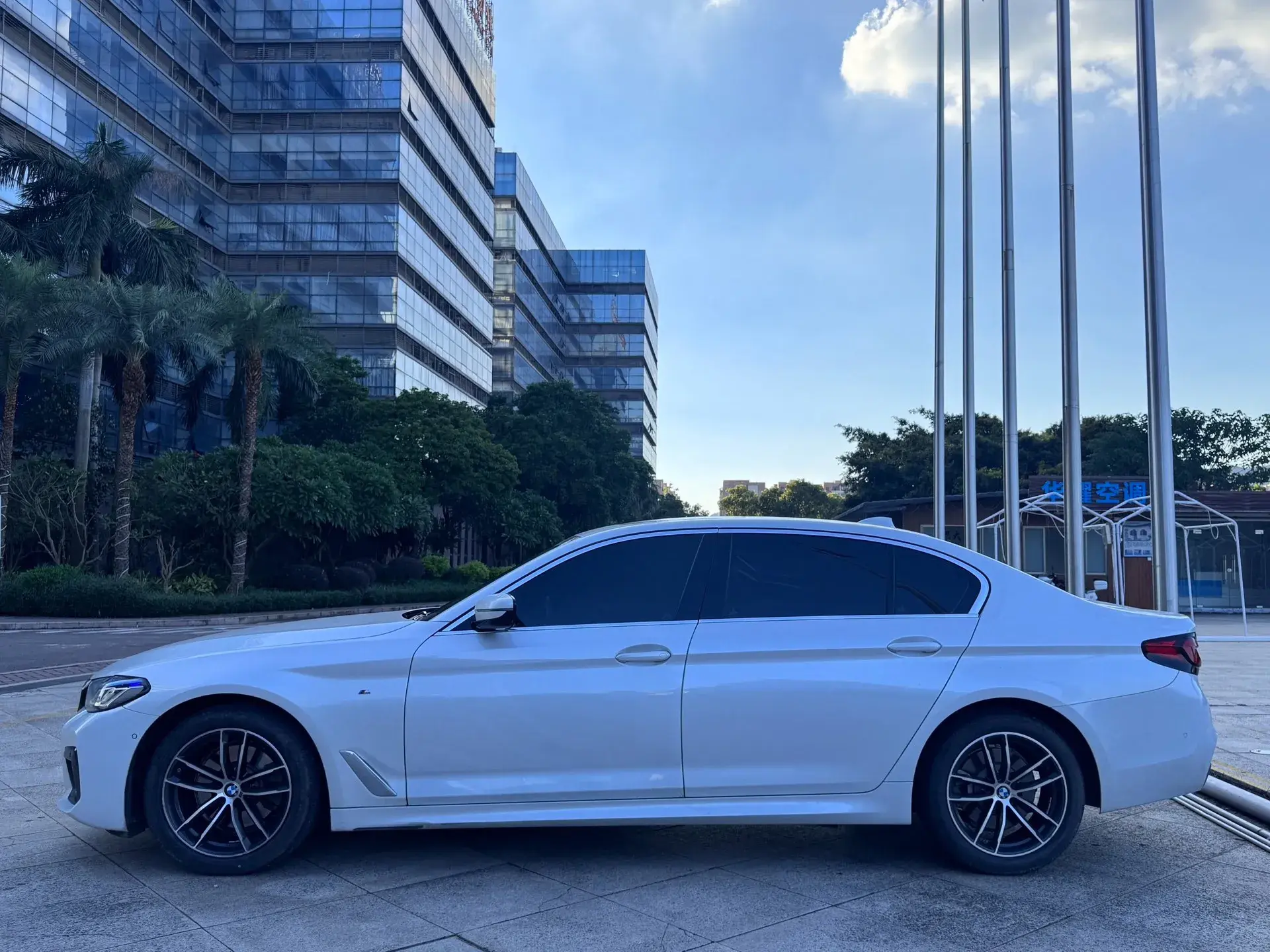 2020 BMW 5 thumbnail 3