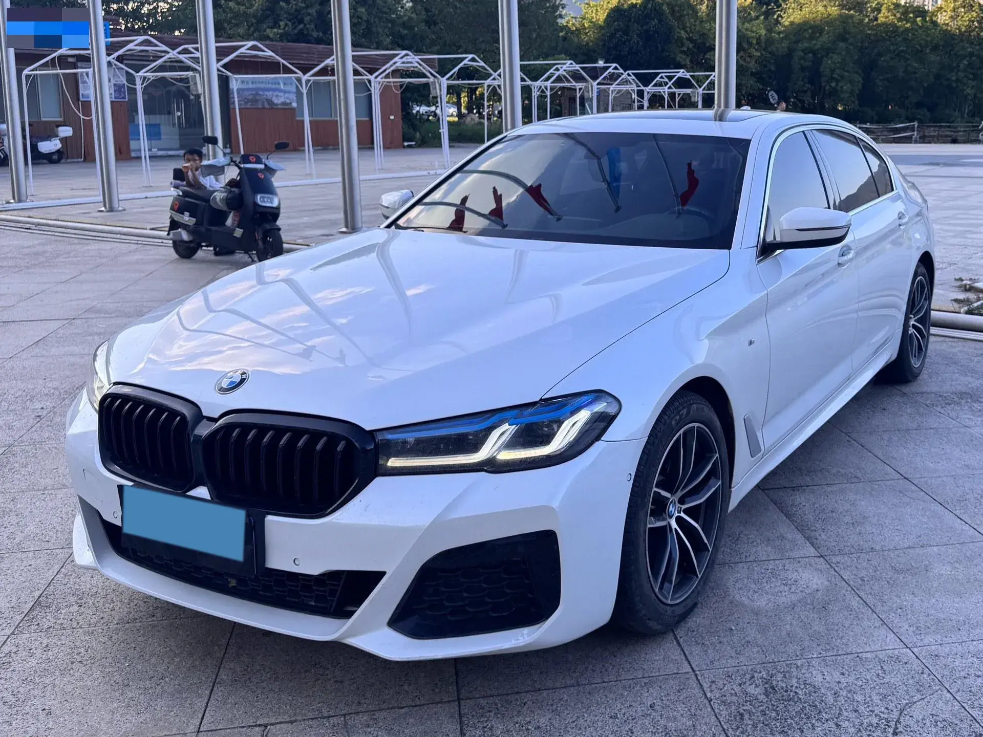 2020 BMW 5 view 1
