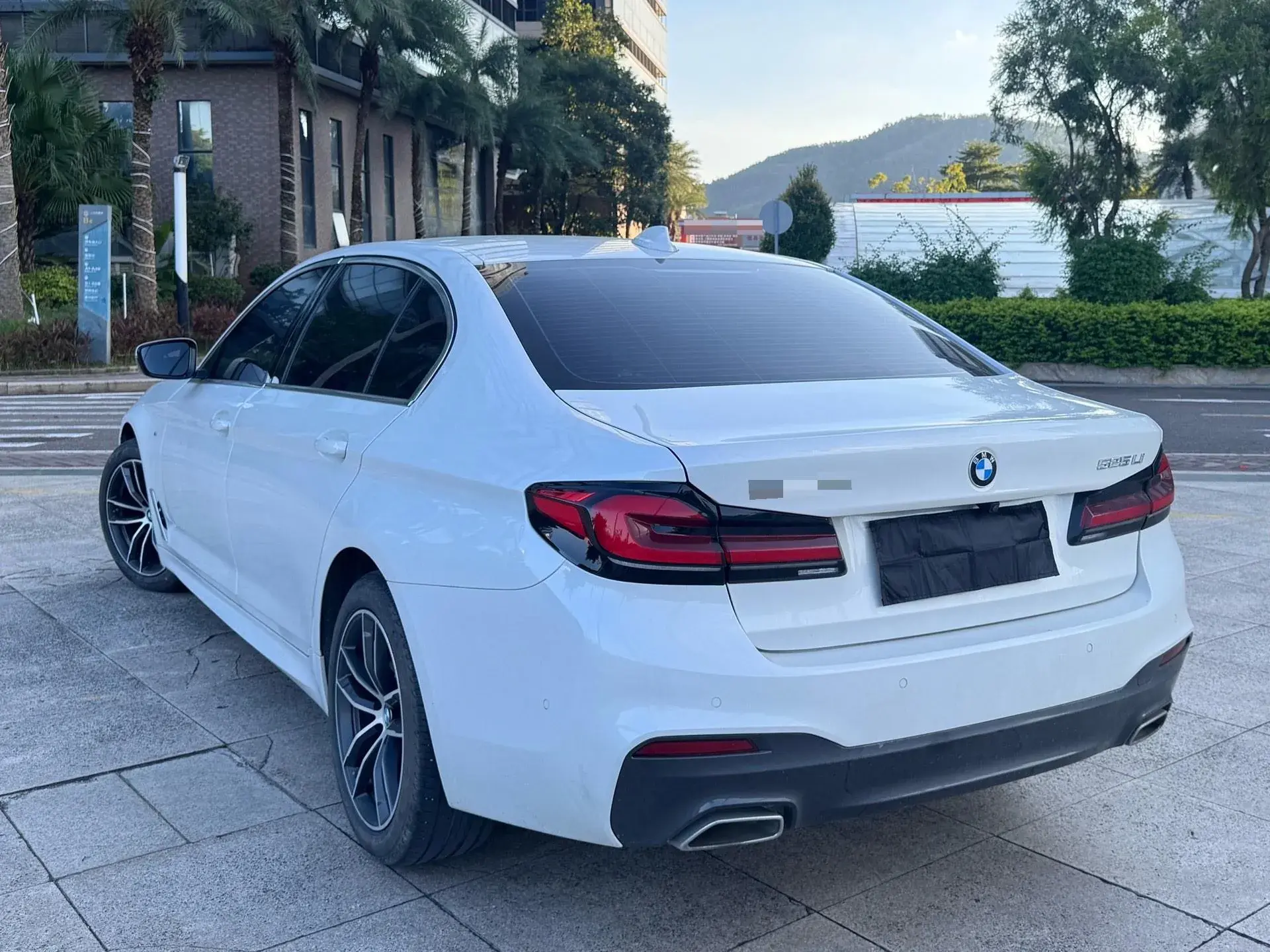 2020 BMW 5 thumbnail 4