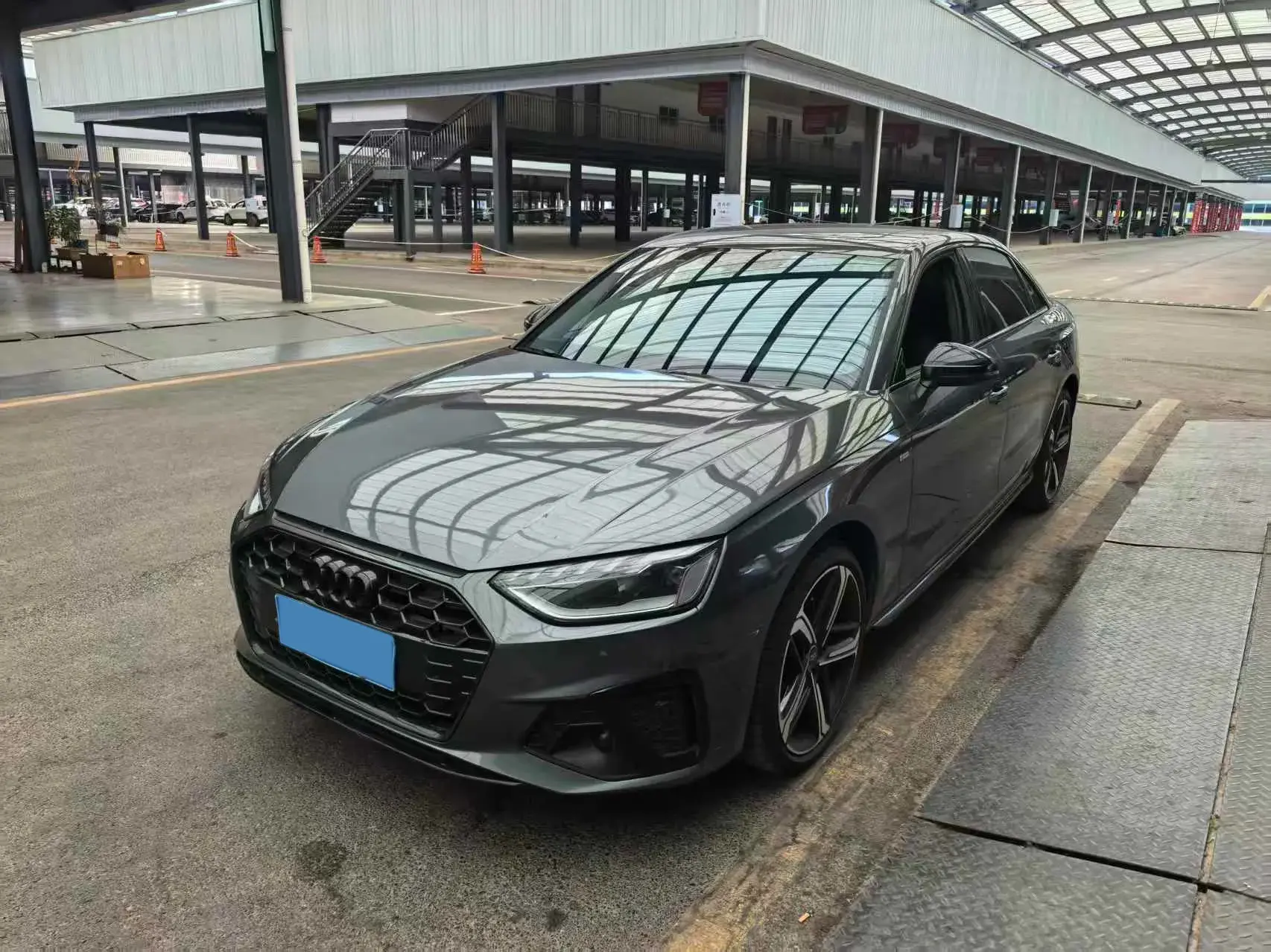 2023 AUDI A4L view 1