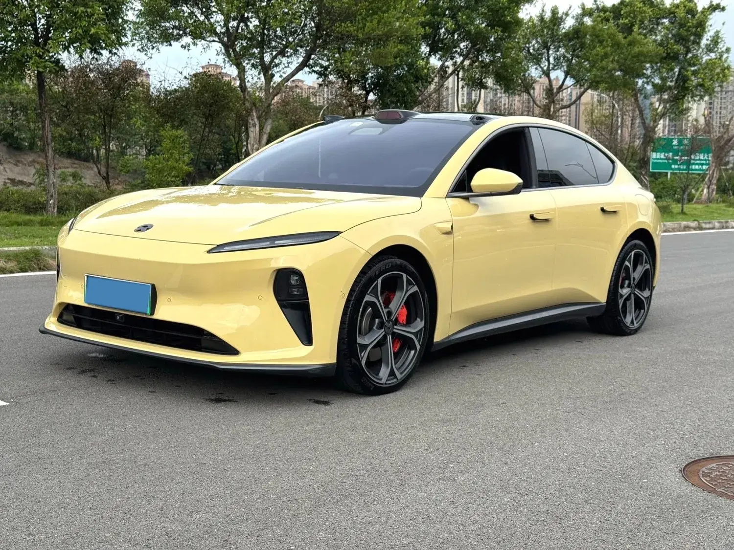 2022 NIO ET5 view 1