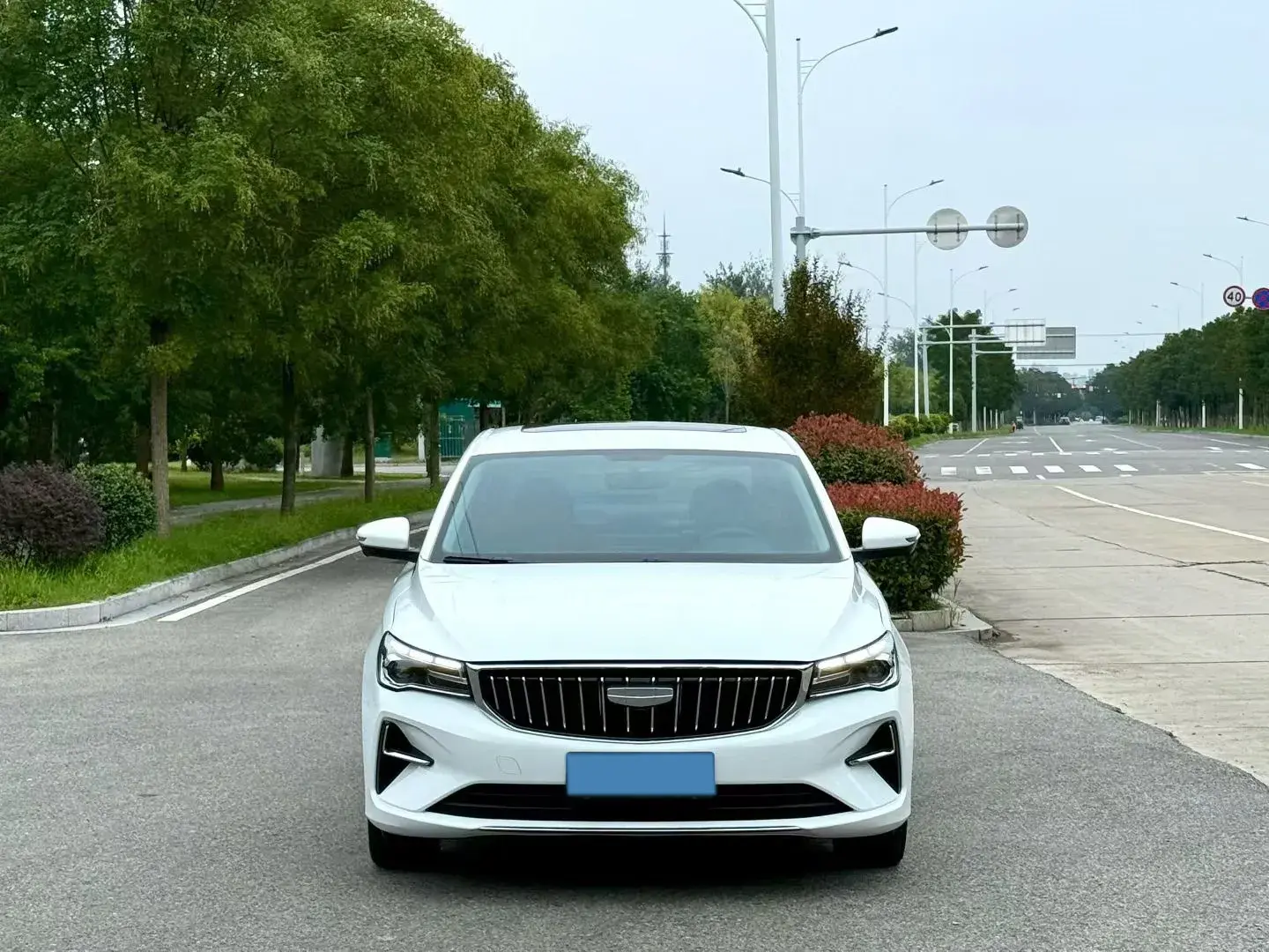2025 GEELY EMGRAND thumbnail 2