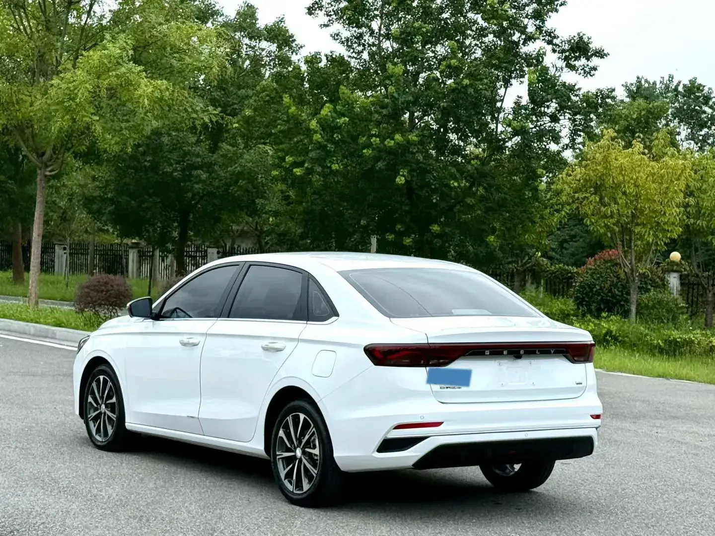 2025 GEELY EMGRAND thumbnail 3