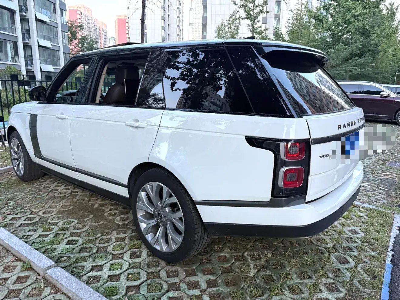 2021 LAND ROVER thumbnail 3
