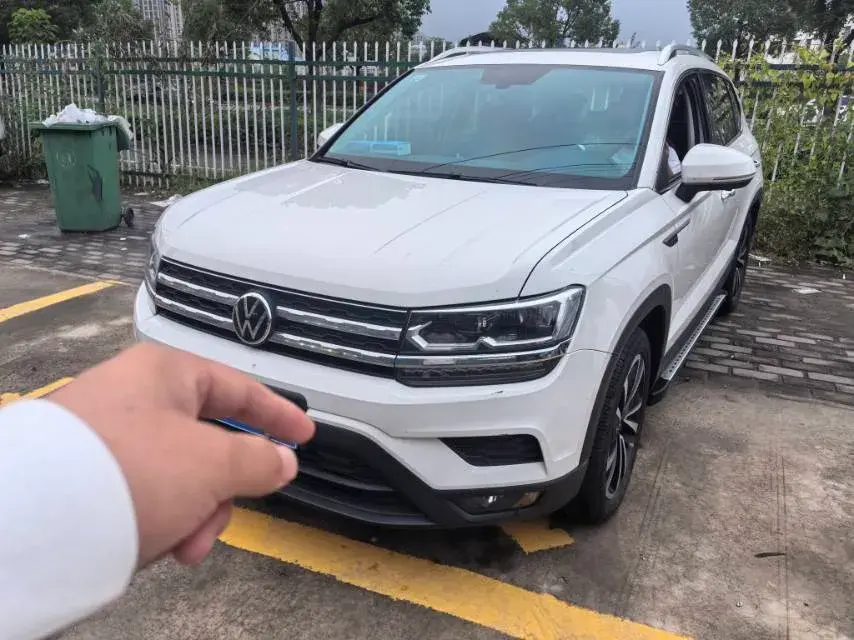 2021 VOLKSWAGEN THARU view 1