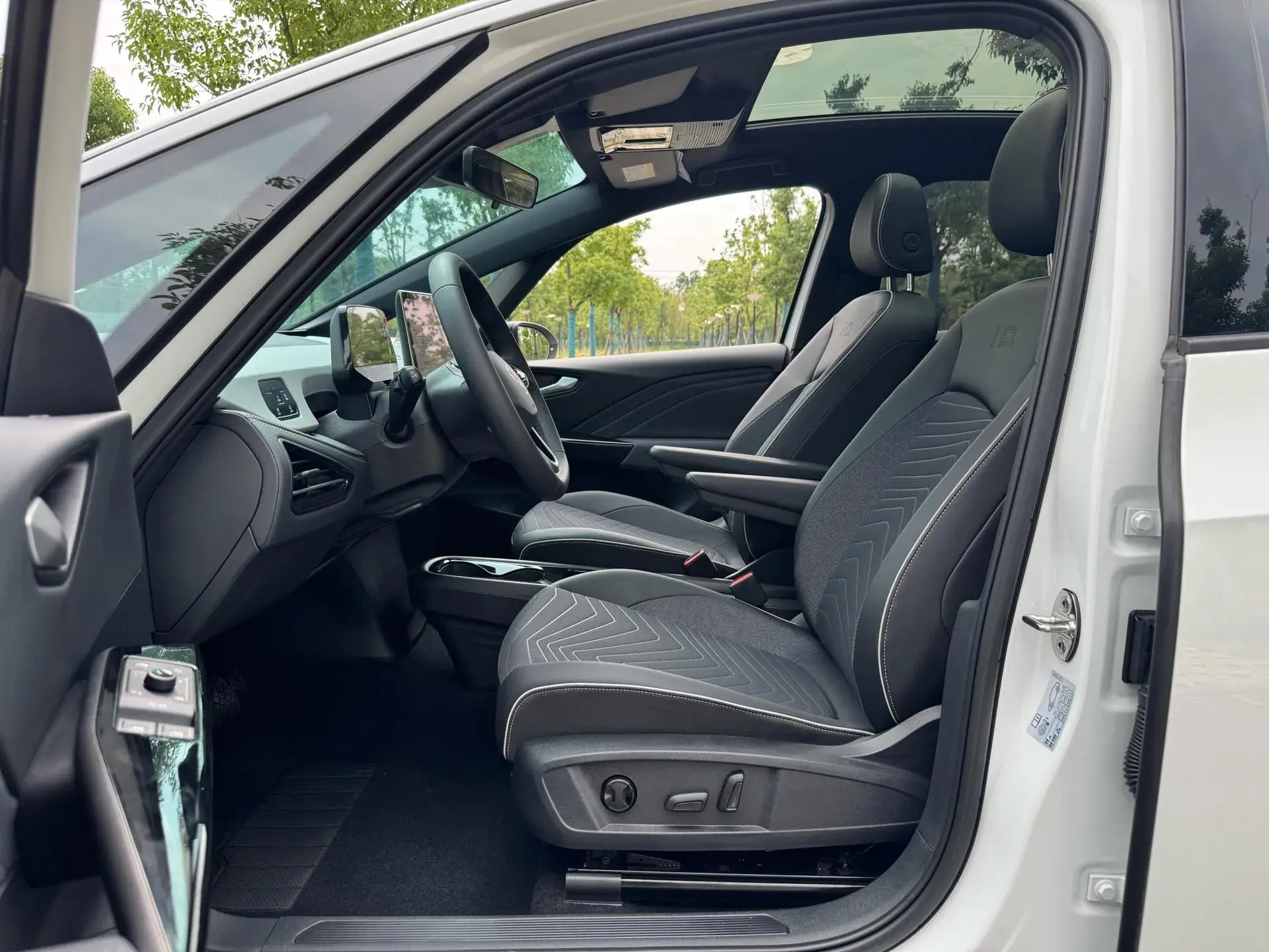 2025 VOLKSWAGEN ID.3 thumbnail 4