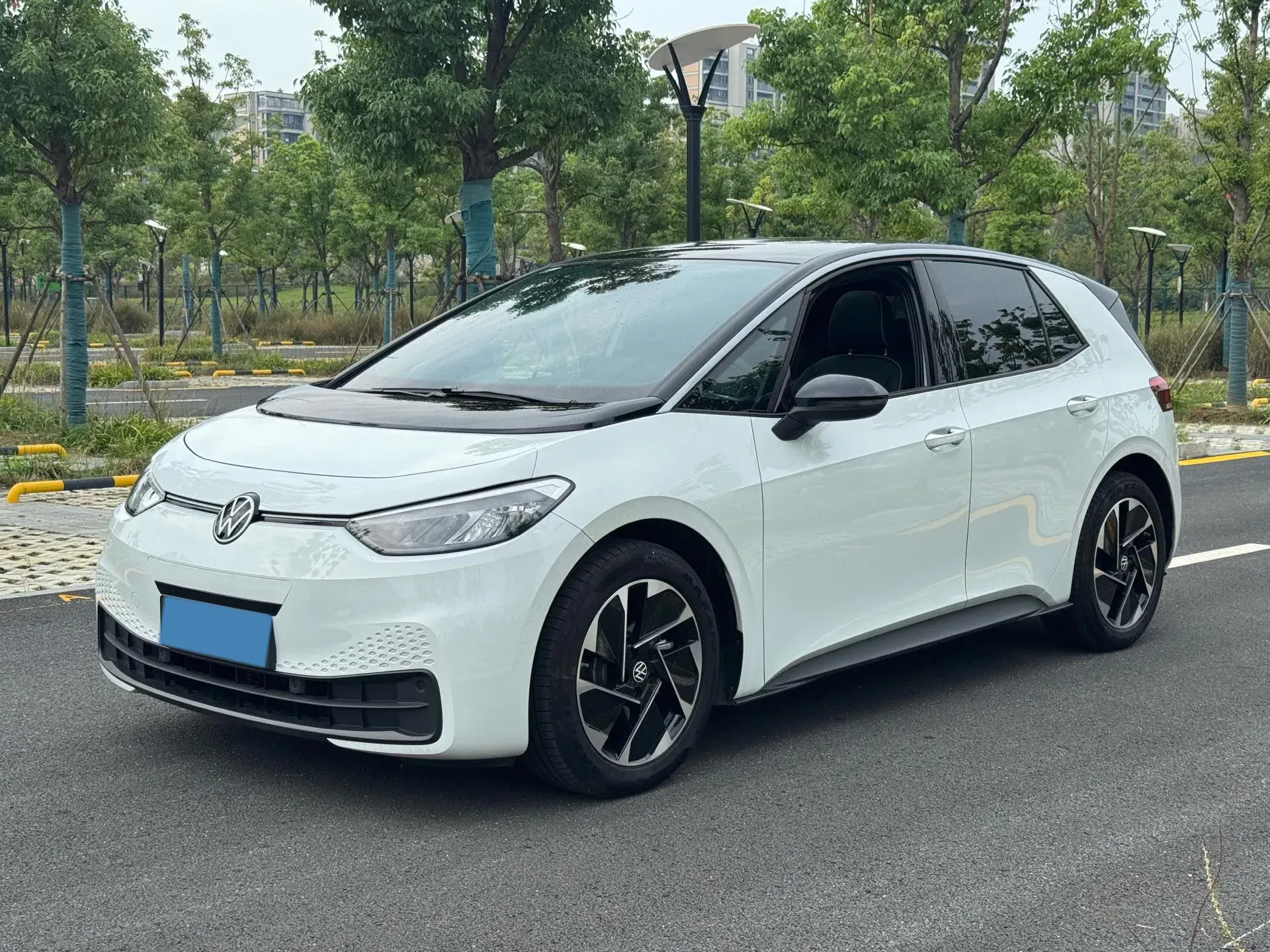 2025 VOLKSWAGEN ID.3 view 1