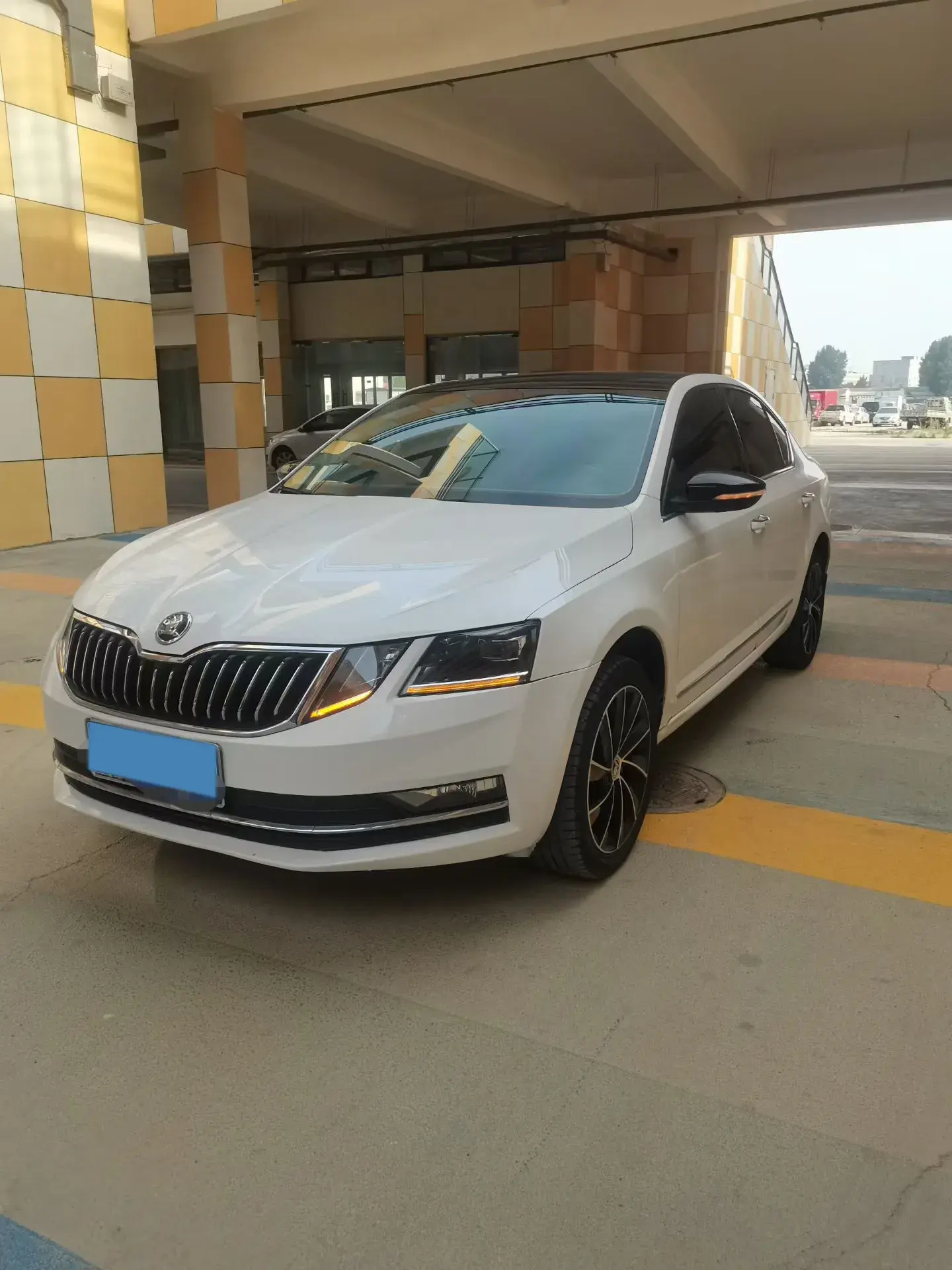 2019 SKODA OCTAVIA view 1