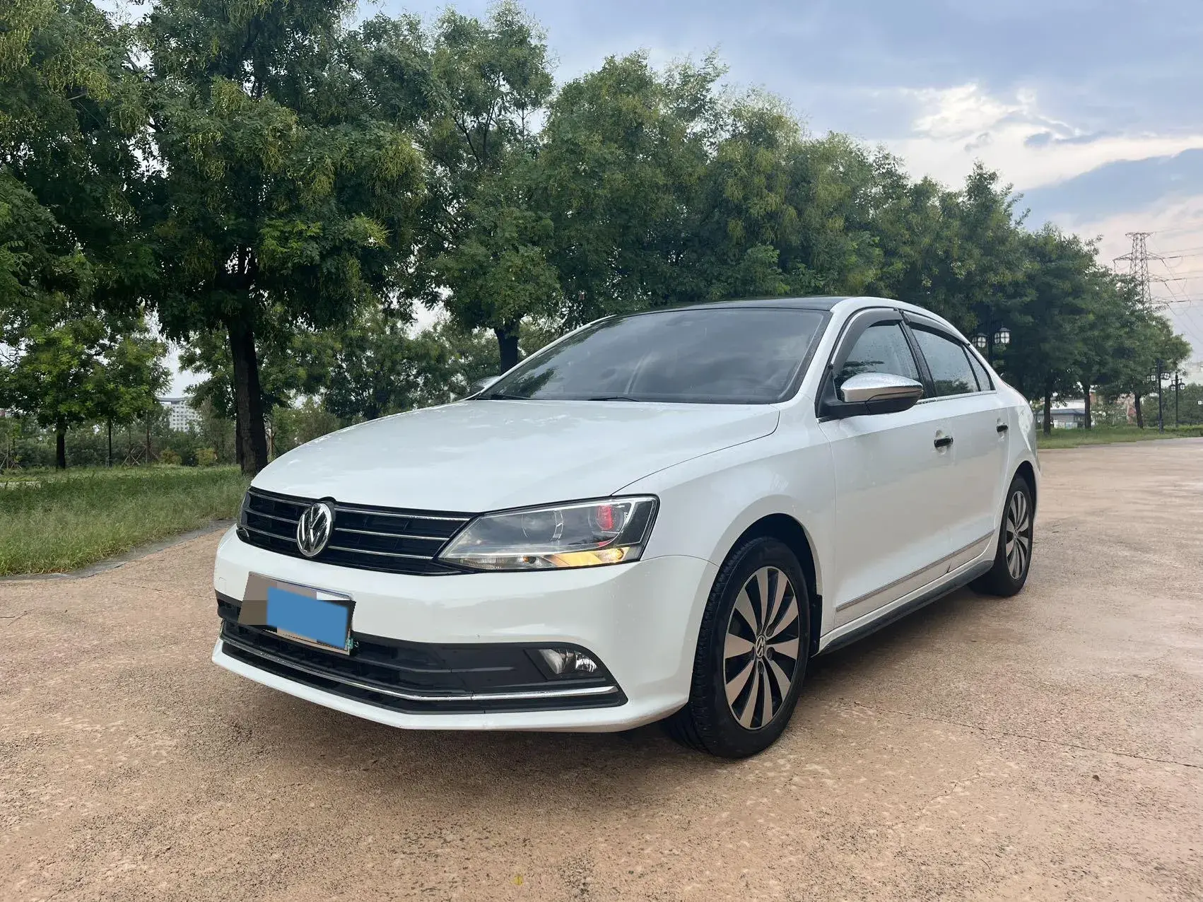2018 VOLKSWAGEN SAGITAR view 1